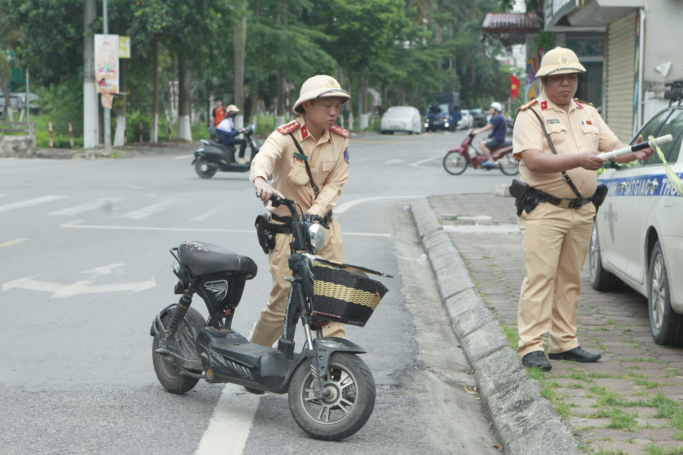CSGT H&agrave; Nội tuần tra quanh cổng trường, ngăn học sinh đi xe m&aacute;y điện "độ, chế"- Ảnh 1.