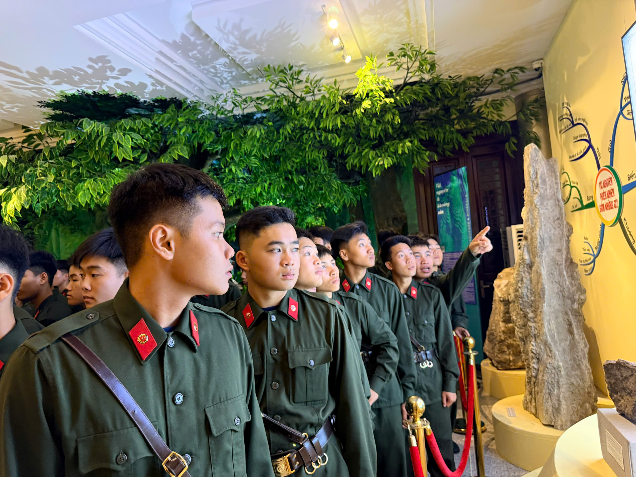 Hiện vật t&aacute;i hiện dấu ấn lịch sử tr&ecirc;n đ&egrave;o Lũng L&ocirc;- Ảnh 6.
