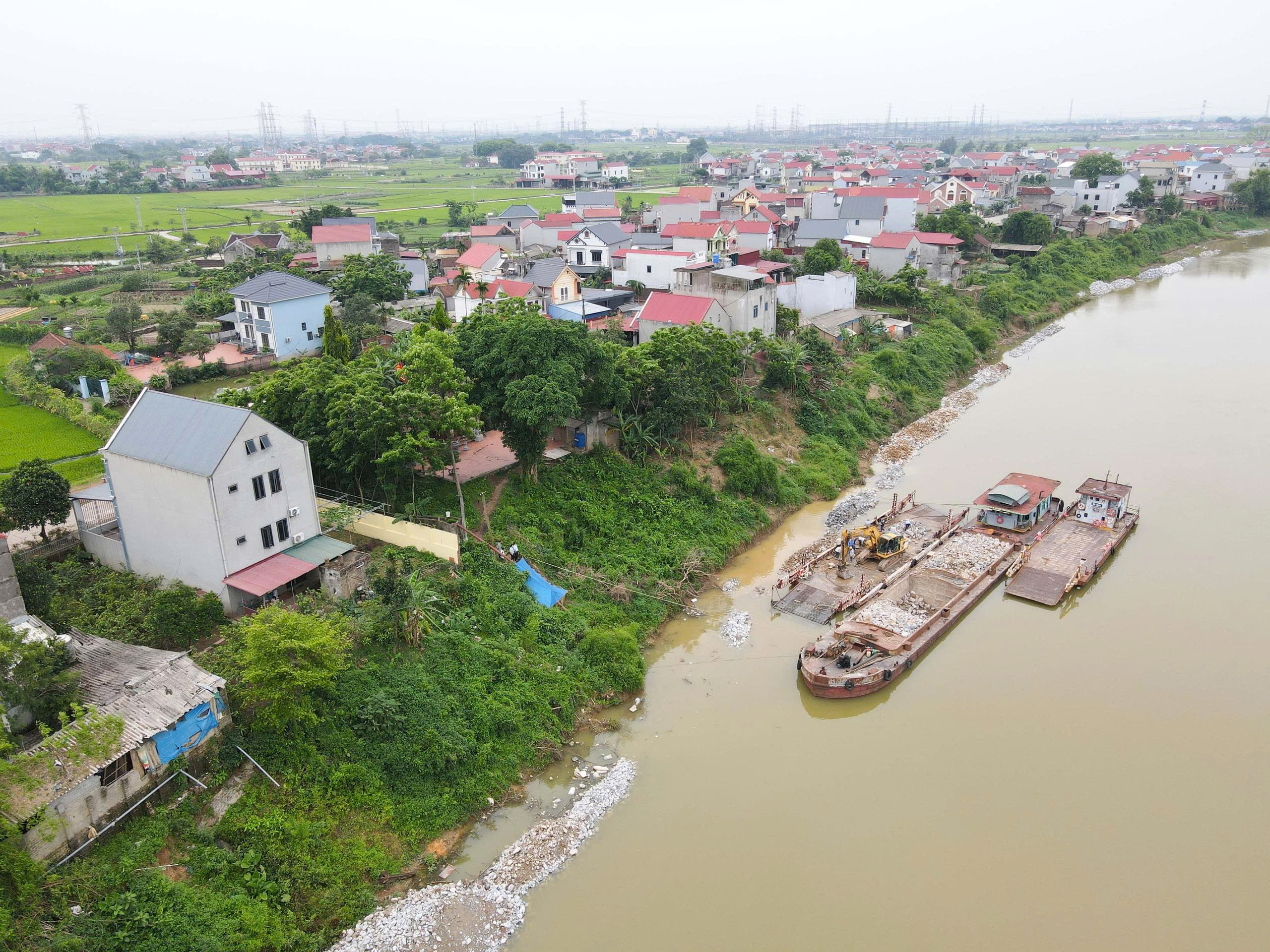 Bắc Ninh: Đ&ecirc; xung yếu uy hiếp nh&agrave; d&acirc;n chạy đua trước m&ugrave;a mưa b&atilde;o- Ảnh 12.