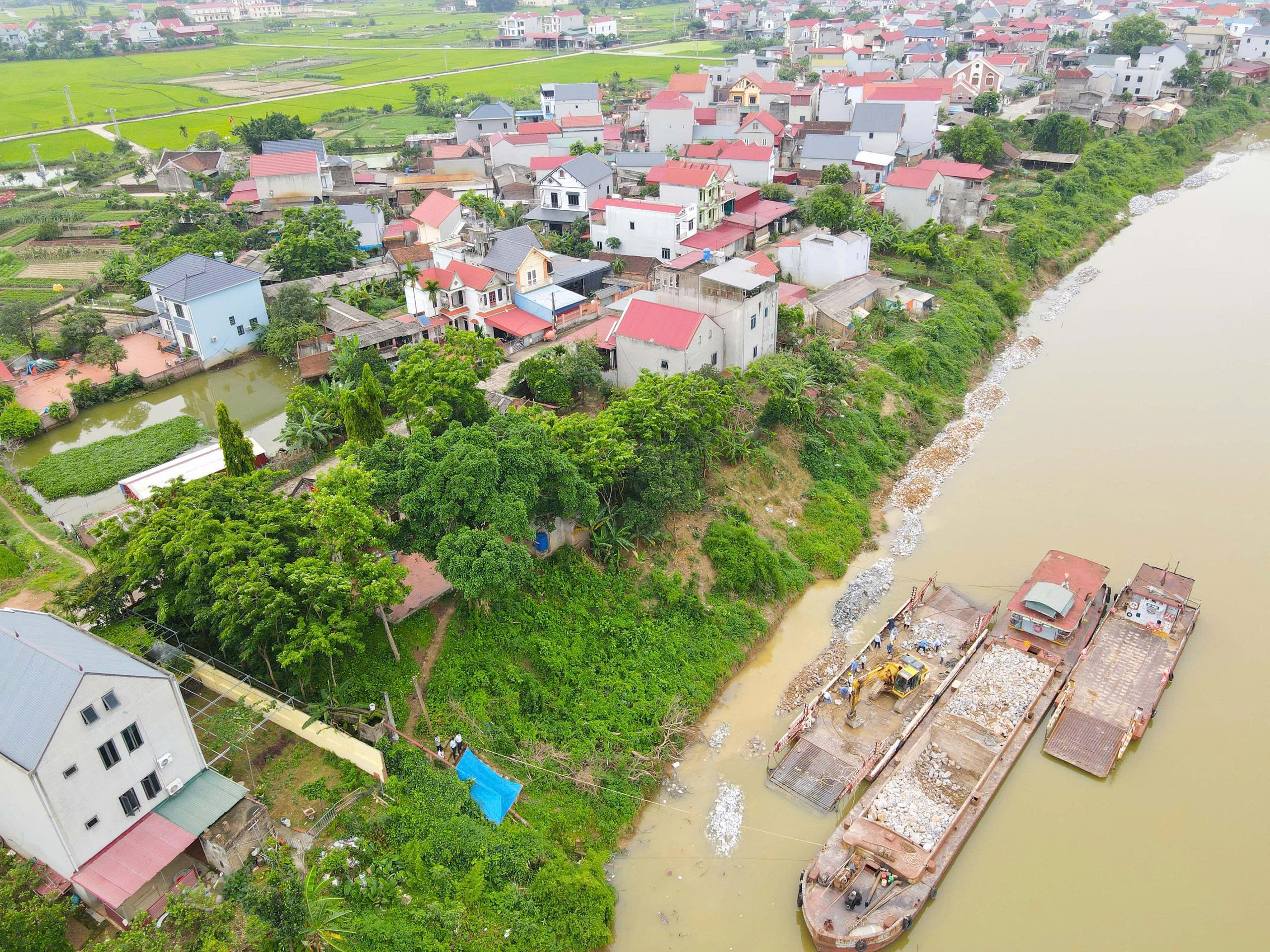Bắc Ninh: Đ&ecirc; xung yếu uy hiếp nh&agrave; d&acirc;n chạy đua trước m&ugrave;a mưa b&atilde;o- Ảnh 22.