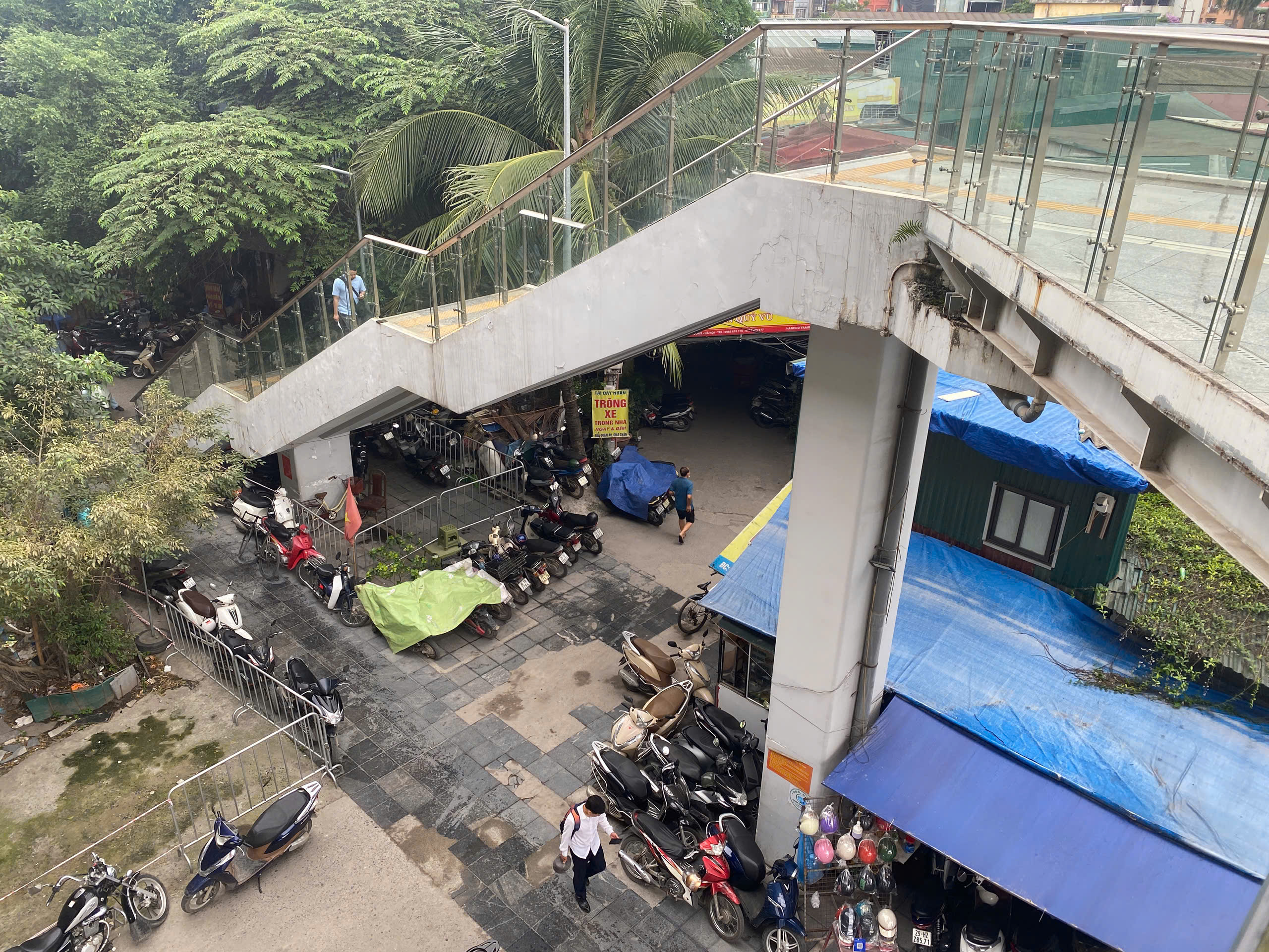 Metro h&uacute;t kh&aacute;ch, b&atilde;i xe tự ph&aacute;t &ldquo;ăn theo&rdquo; quanh c&aacute;c nh&agrave; ga- Ảnh 1.