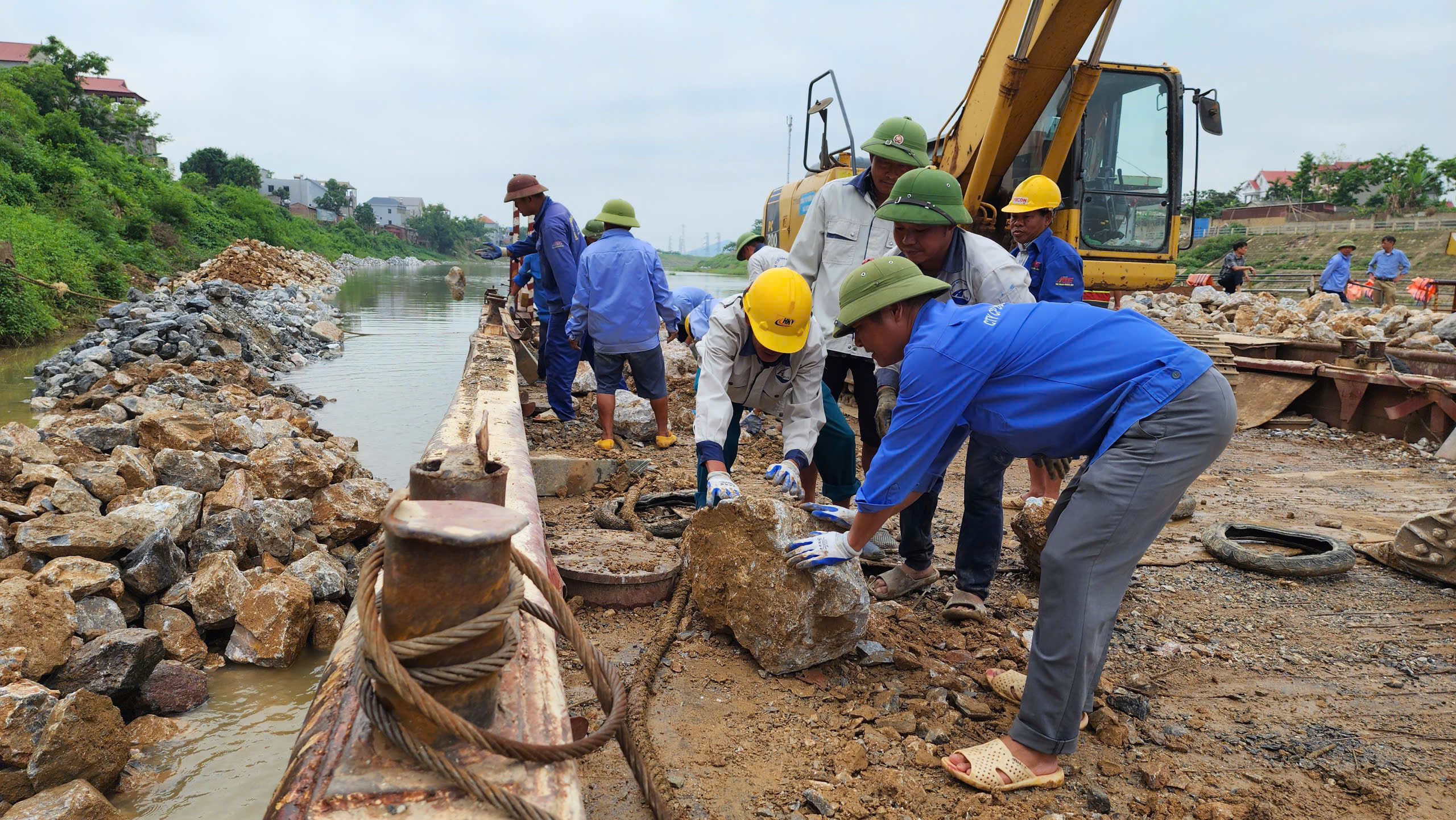 Bắc Ninh: Đ&ecirc; xung yếu uy hiếp nh&agrave; d&acirc;n chạy đua trước m&ugrave;a mưa b&atilde;o- Ảnh 4.