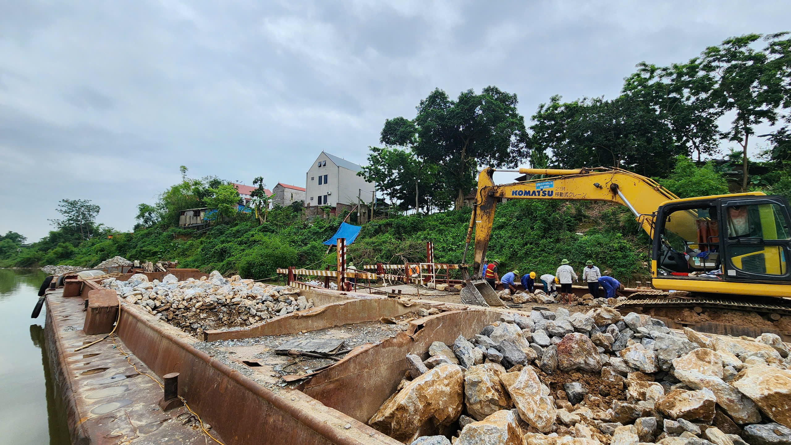 Bắc Ninh: Đ&ecirc; xung yếu uy hiếp nh&agrave; d&acirc;n chạy đua trước m&ugrave;a mưa b&atilde;o- Ảnh 9.