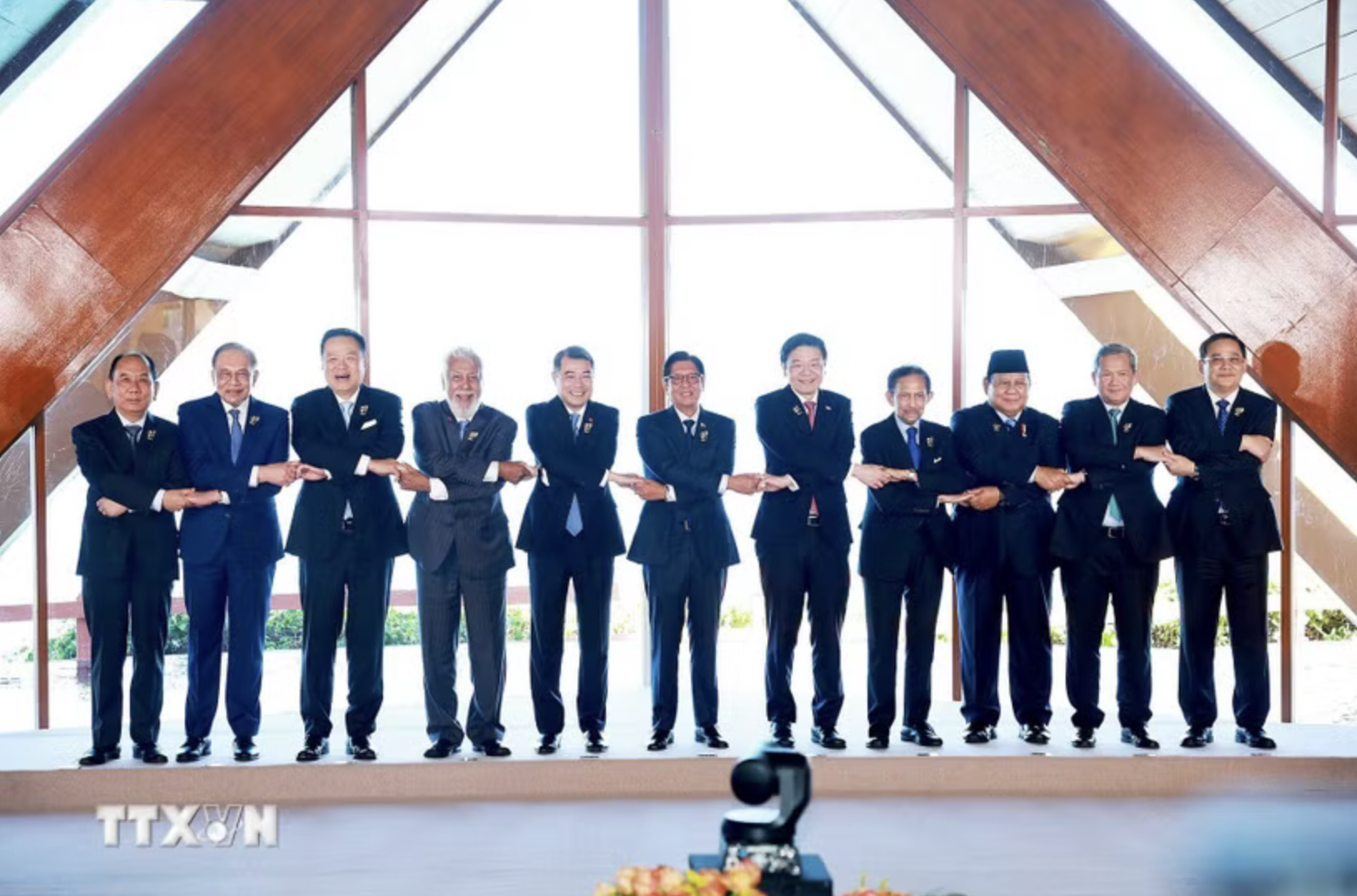 ASEAN nhất tr&iacute; tăng cường đo&agrave;n kết, tự chủ chiến lược ứng ph&oacute; khủng hoảng năng lượng- Ảnh 1.