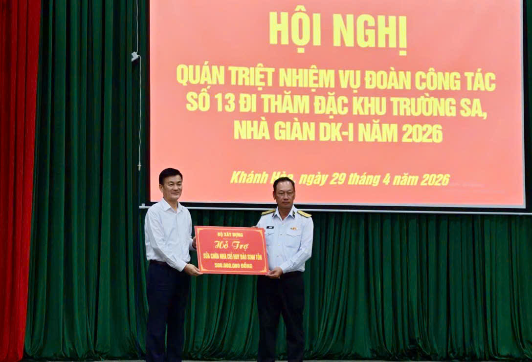 Đo&agrave;n c&ocirc;ng t&aacute;c Bộ X&acirc;y dựng lan tỏa t&igrave;nh cảm ấm &aacute;p tại Trường Sa v&agrave; Nh&agrave; gi&agrave;n DK1- Ảnh 2.