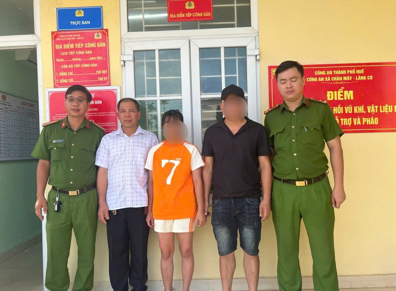 Người mẹ trẻ rời t&agrave;u ở ch&acirc;n đ&egrave;o Hải V&acirc;n được t&igrave;m thấy an to&agrave;n
- Ảnh 1.