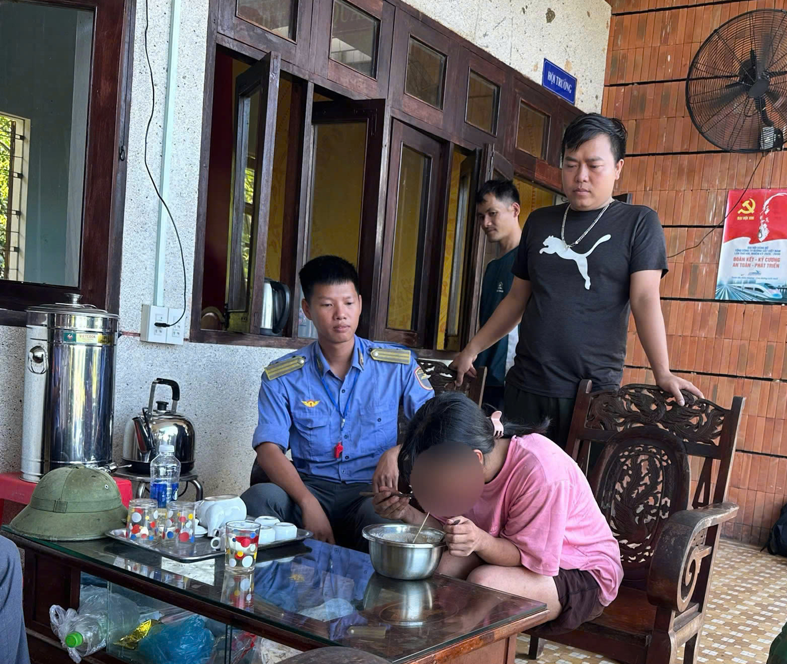 Người mẹ trẻ rời t&agrave;u ở ch&acirc;n đ&egrave;o Hải V&acirc;n được t&igrave;m thấy an to&agrave;n
- Ảnh 2.