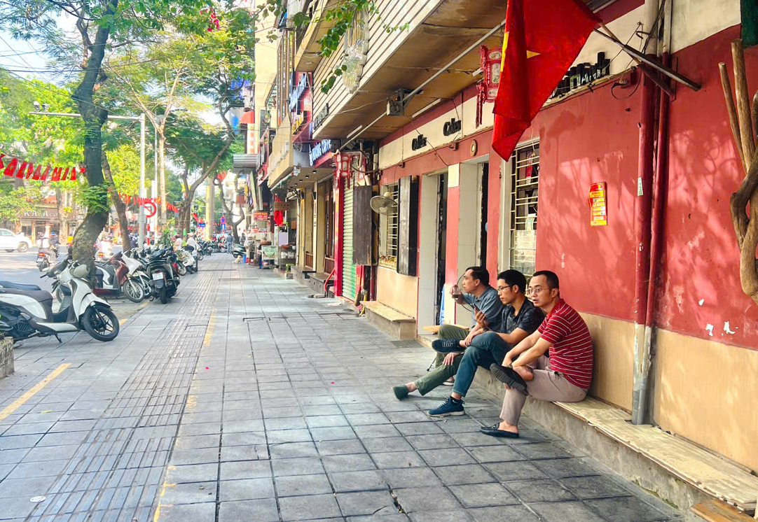 Vỉa h&egrave; H&agrave; Nội th&ocirc;ng tho&aacute;ng sau chiến dịch lập lại trật tự đ&ocirc; thị- Ảnh 4.