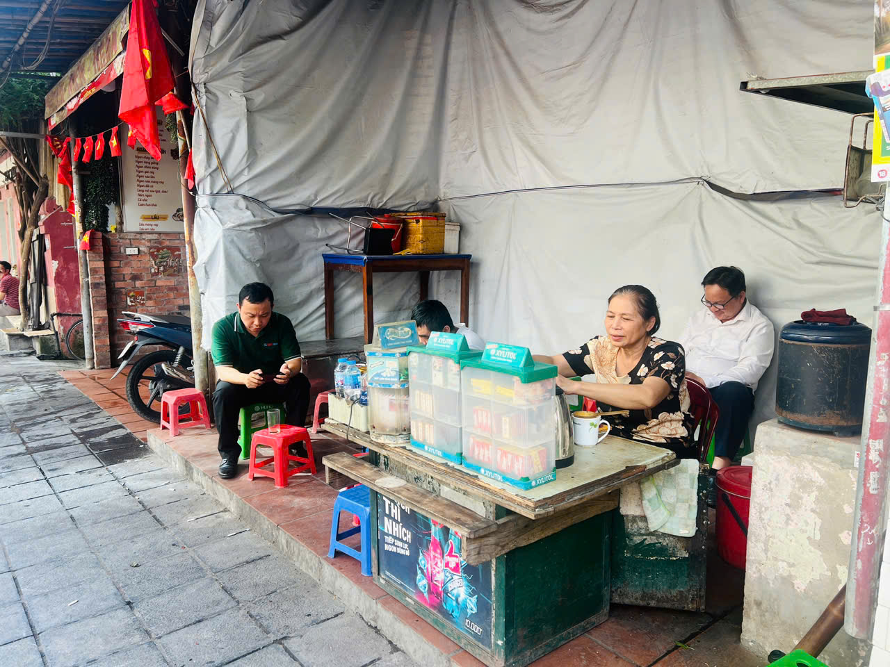 Vỉa h&egrave; H&agrave; Nội th&ocirc;ng tho&aacute;ng sau chiến dịch lập lại trật tự đ&ocirc; thị- Ảnh 2.