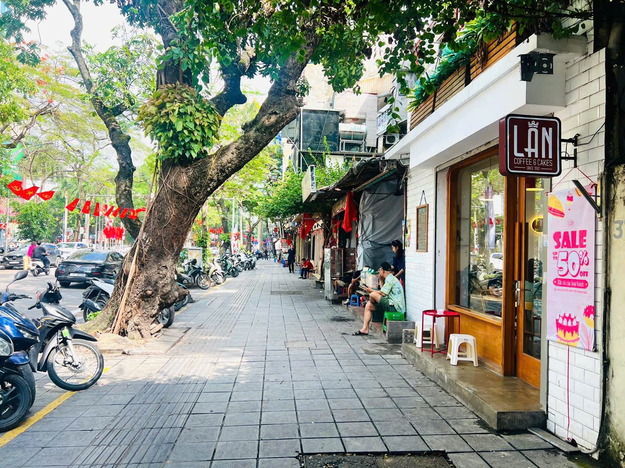 Vỉa h&egrave; H&agrave; Nội th&ocirc;ng tho&aacute;ng sau chiến dịch lập lại trật tự đ&ocirc; thị- Ảnh 1.