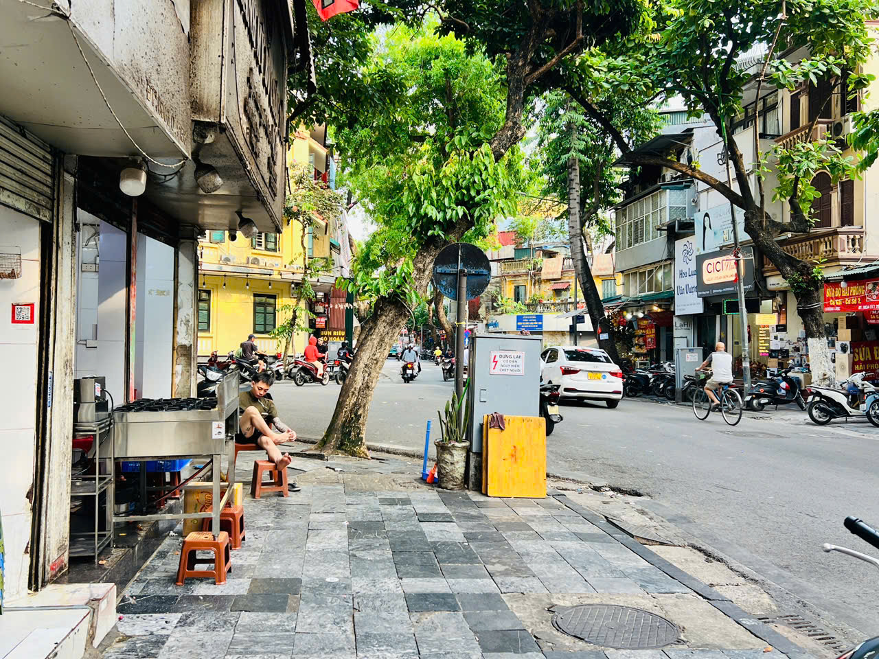 Vỉa h&egrave; H&agrave; Nội th&ocirc;ng tho&aacute;ng sau chiến dịch lập lại trật tự đ&ocirc; thị- Ảnh 8.