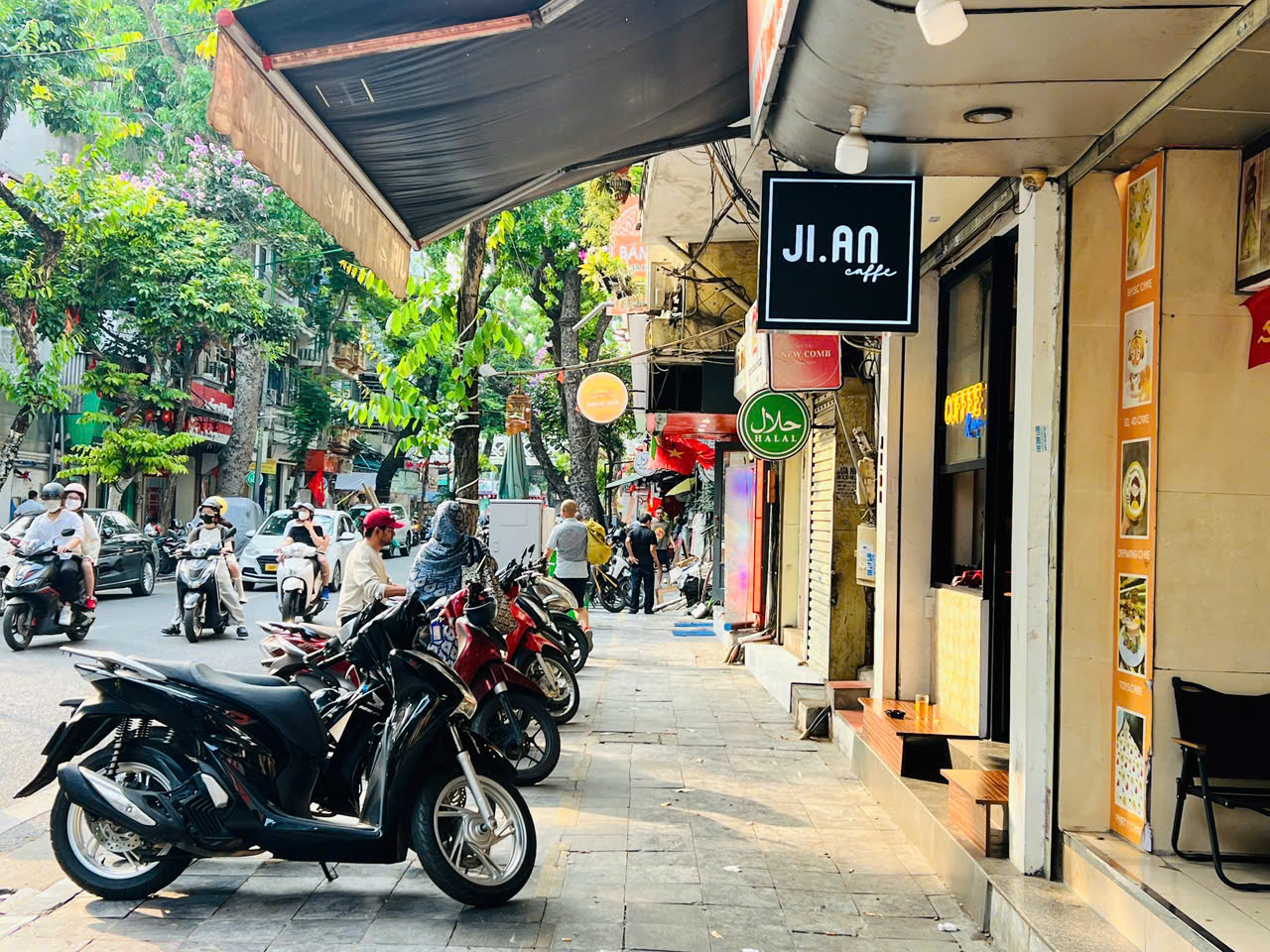 Vỉa h&egrave; H&agrave; Nội th&ocirc;ng tho&aacute;ng sau chiến dịch lập lại trật tự đ&ocirc; thị- Ảnh 7.