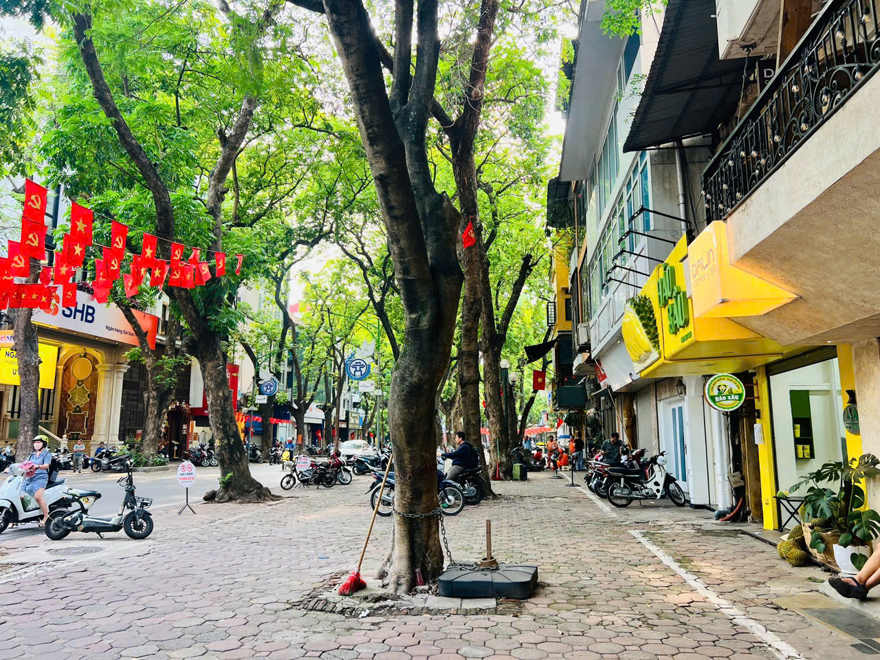 Vỉa h&egrave; H&agrave; Nội th&ocirc;ng tho&aacute;ng sau chiến dịch lập lại trật tự đ&ocirc; thị- Ảnh 6.