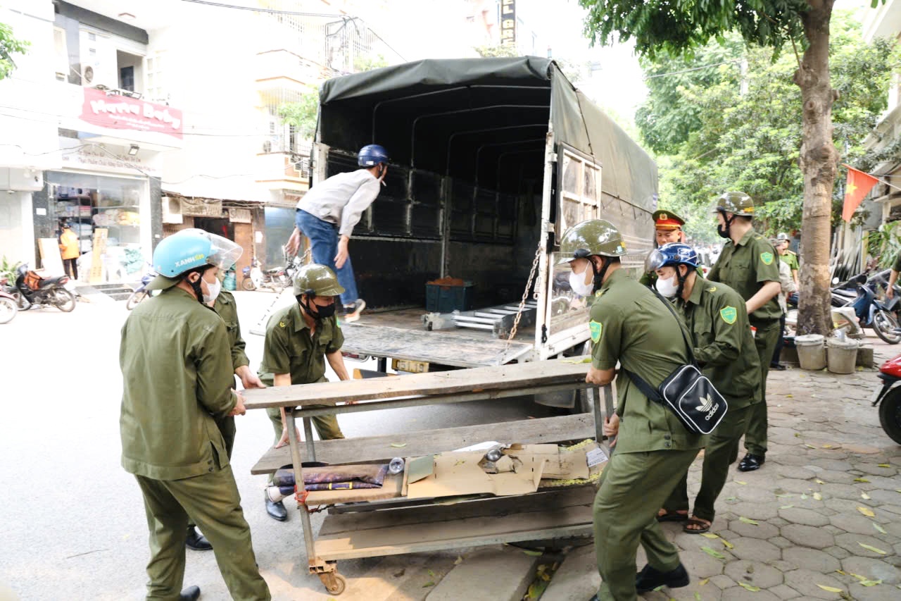 Vỉa h&egrave; H&agrave; Nội th&ocirc;ng tho&aacute;ng sau chiến dịch lập lại trật tự đ&ocirc; thị- Ảnh 17.