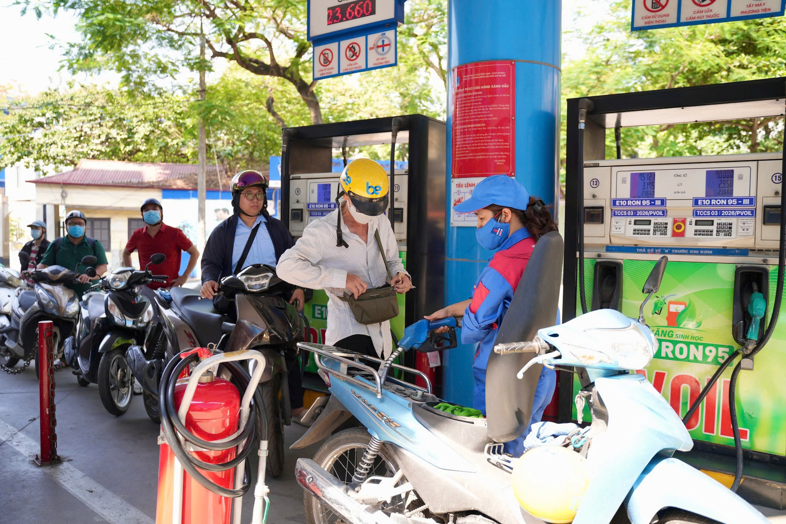 Kh&aacute;ch mua xăng E10 vừa d&ugrave;ng vừa nghe ng&oacute;ng- Ảnh 2.