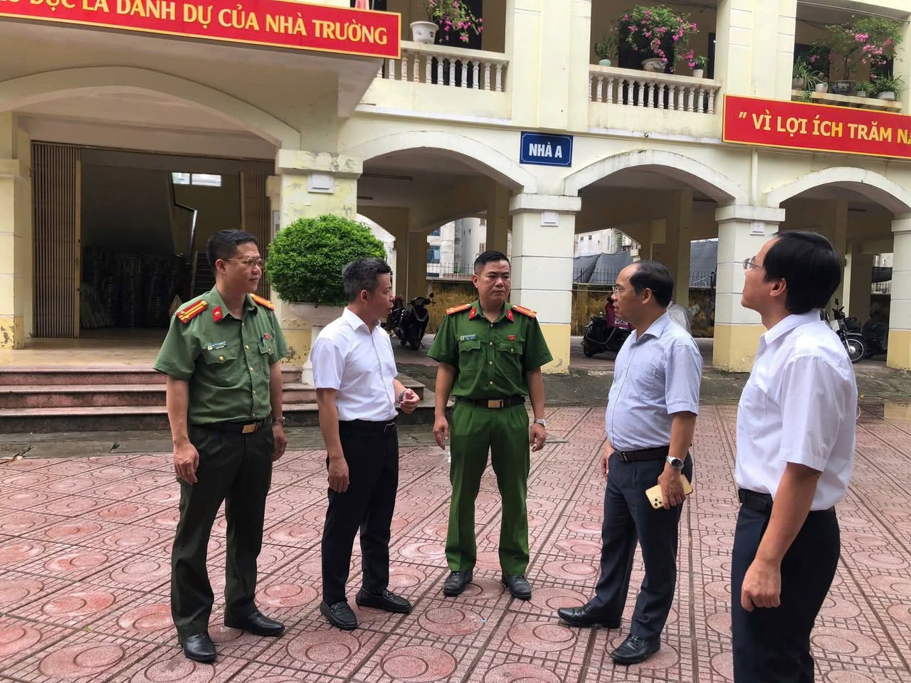 Công an Hà Nội huy động lực lượng bảo đảm an ninh kỳ thi tốt nghiệp THPT 2026- Ảnh 6. Công an Hà Nội huy động lực lượng bảo đảm an ninh kỳ thi tốt nghiệp THPT 2026- Ảnh 6.