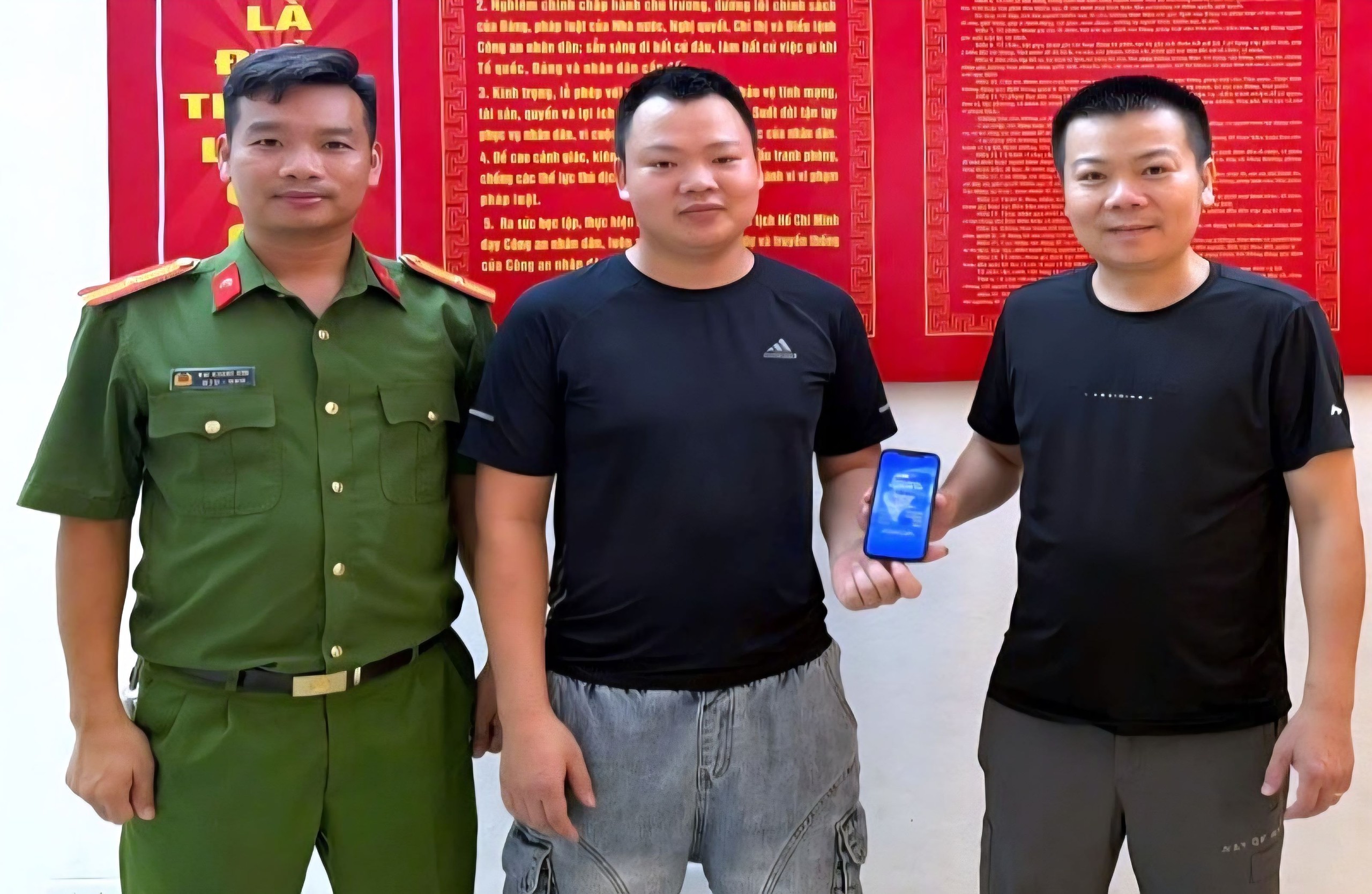 Hỗ trợ người d&acirc;n nhận lại 300 triệu đồng chuyển khoản nhầm- Ảnh 1.