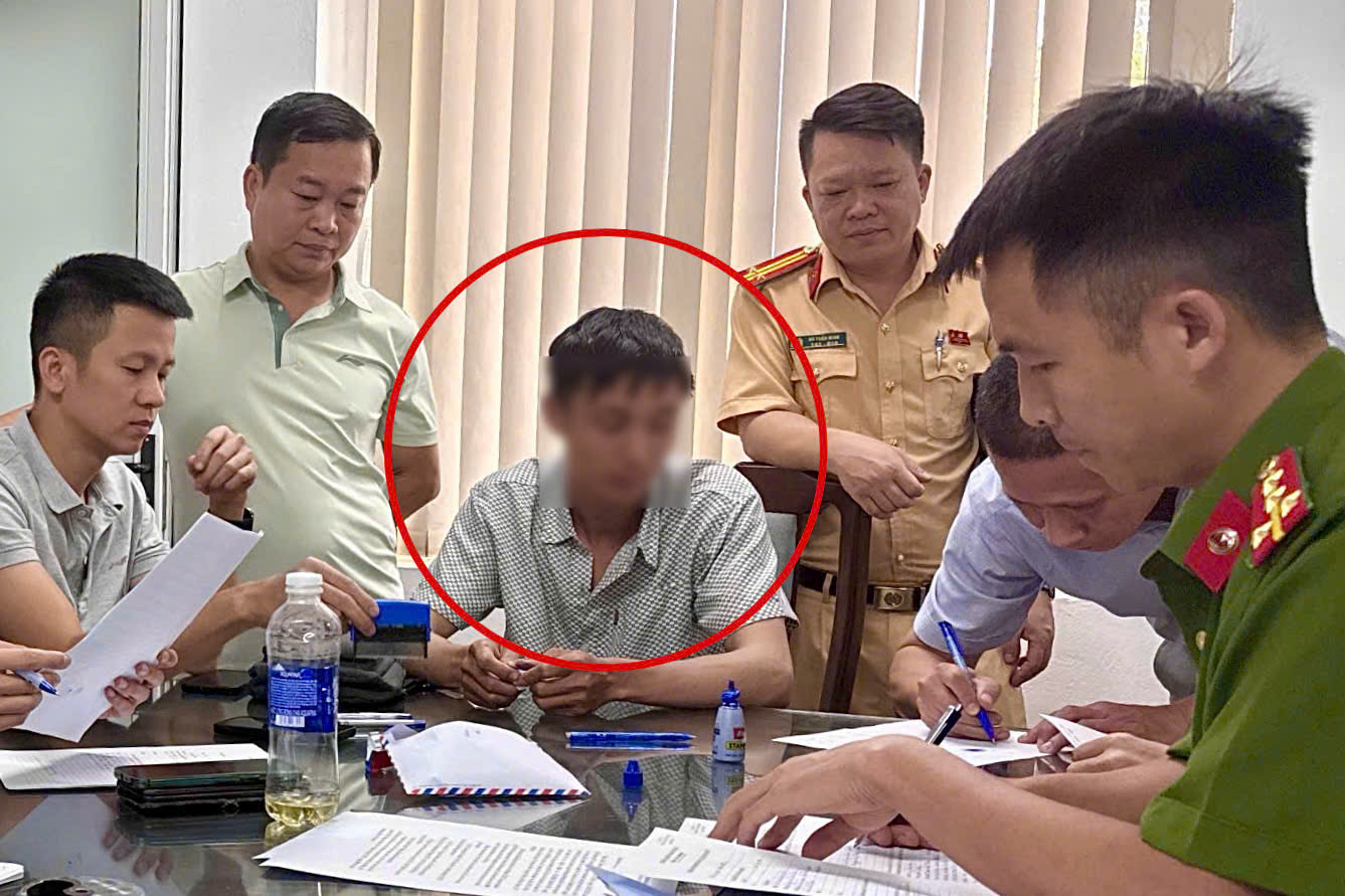 Bắt quả tang thí sinh gắn camera ''cúc áo'', tai nghe siêu nhỏ khi thi sát hạch lái xe- Ảnh 2. Bắt quả tang thí sinh gắn camera ''cúc áo'', tai nghe siêu nhỏ khi thi sát hạch lái xe- Ảnh 2.