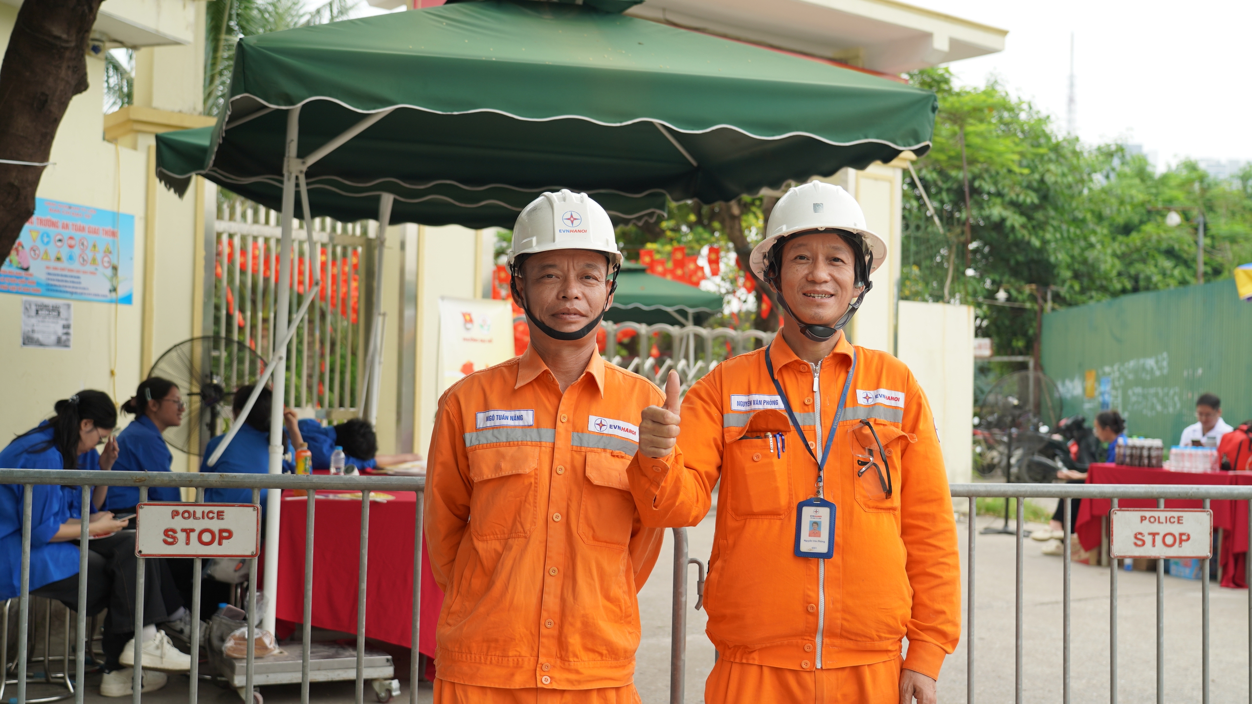 Những khoảnh khắc trong s&aacute;ng ng&agrave;y đầu ti&ecirc;n của kỳ thi tốt nghiệp THPT 2026 - Ảnh 12.