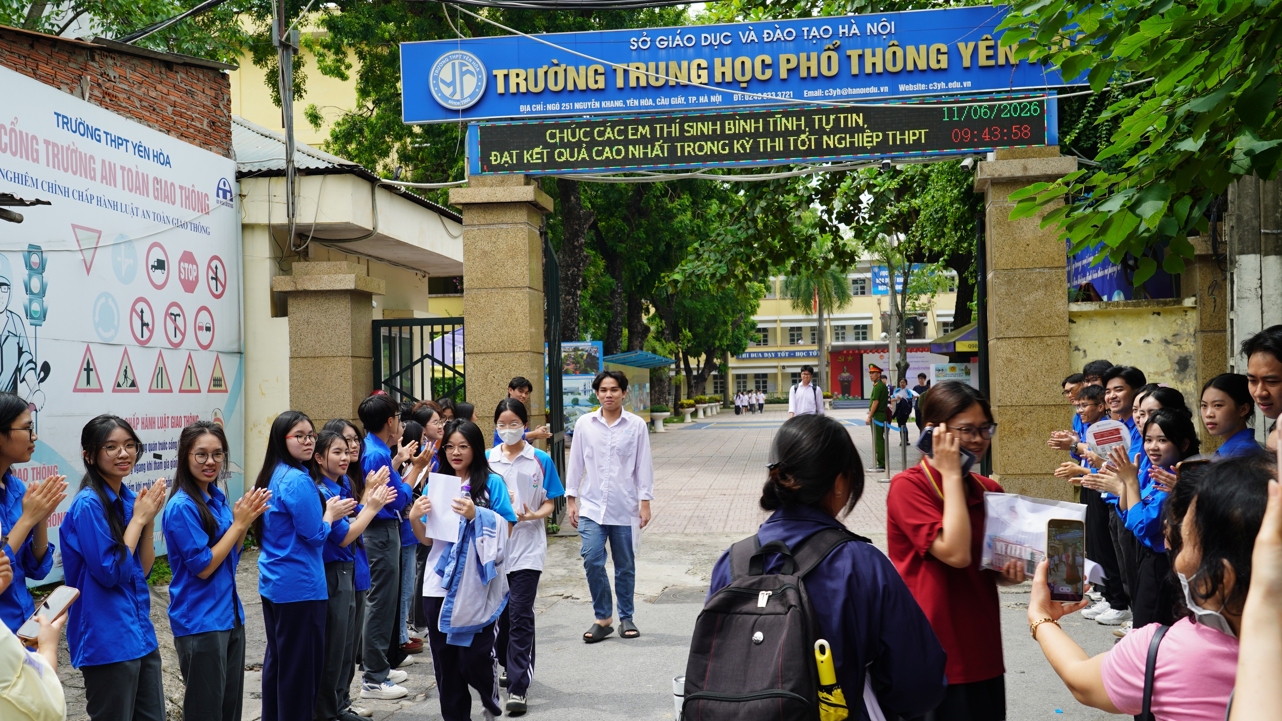 Những khoảnh khắc trong s&aacute;ng ng&agrave;y đầu ti&ecirc;n của kỳ thi tốt nghiệp THPT 2026 - Ảnh 14.