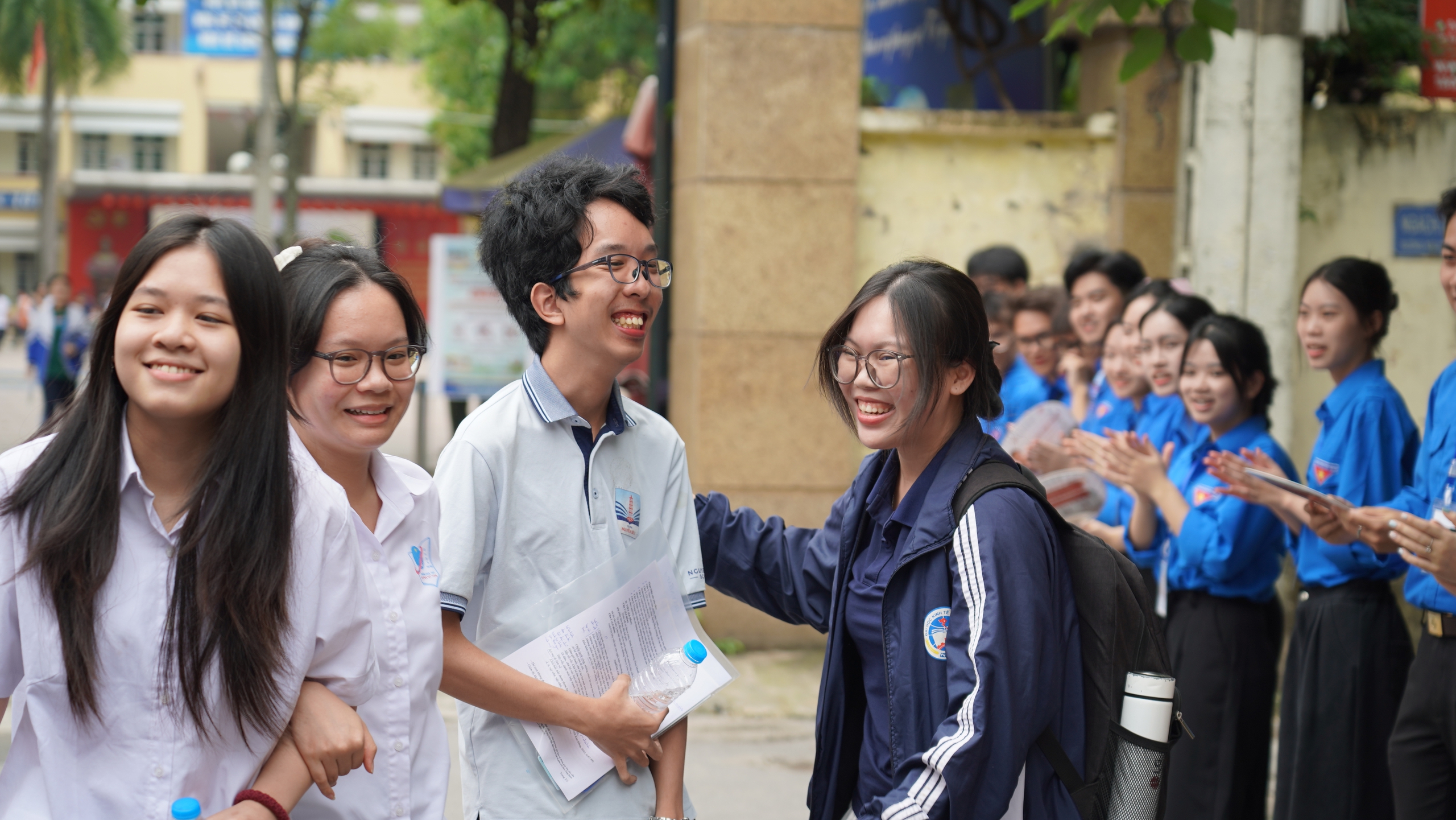 Những khoảnh khắc trong s&aacute;ng ng&agrave;y đầu ti&ecirc;n của kỳ thi tốt nghiệp THPT 2026 - Ảnh 15.