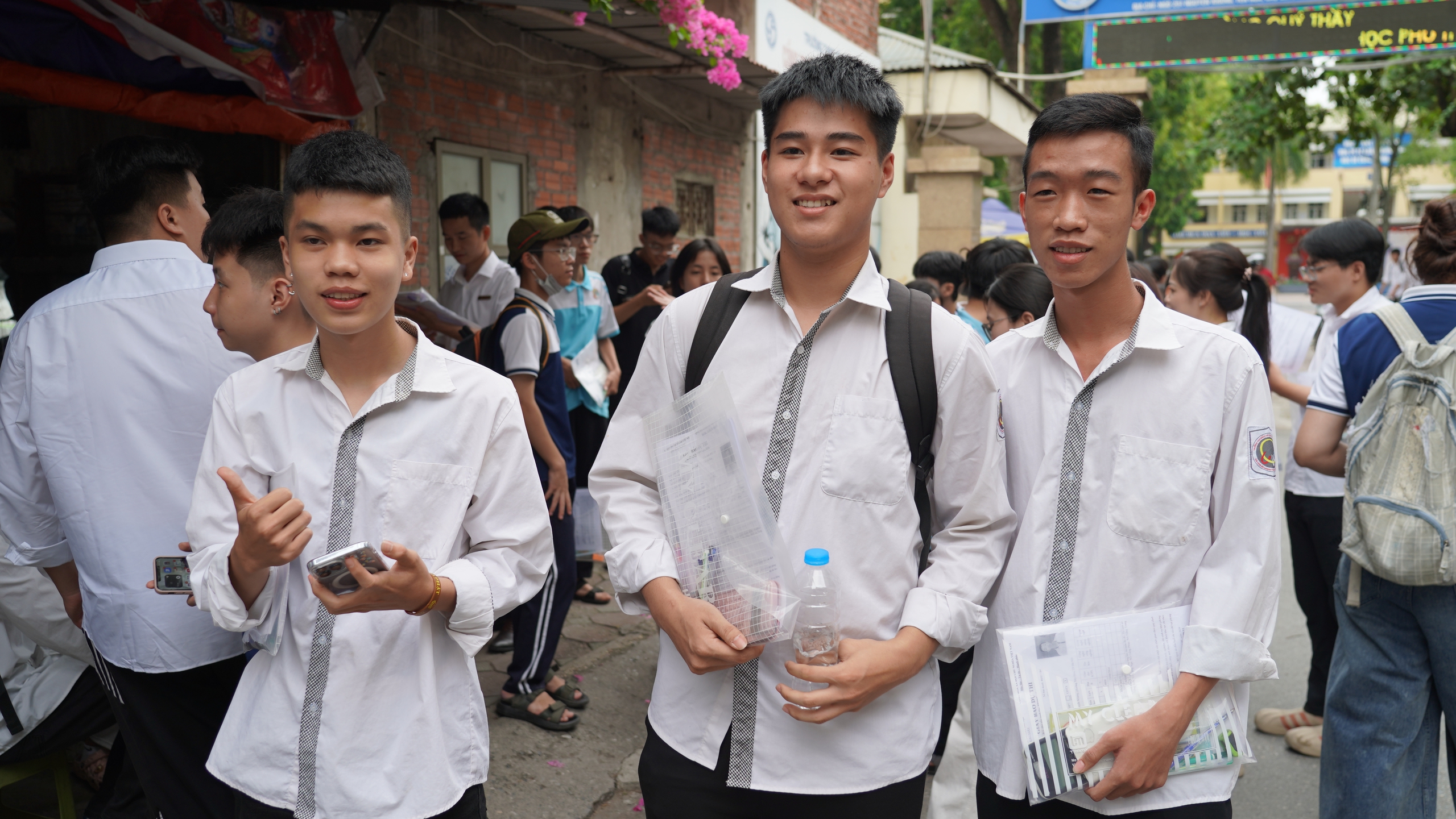 Những khoảnh khắc trong s&aacute;ng ng&agrave;y đầu ti&ecirc;n của kỳ thi tốt nghiệp THPT 2026 - Ảnh 22.