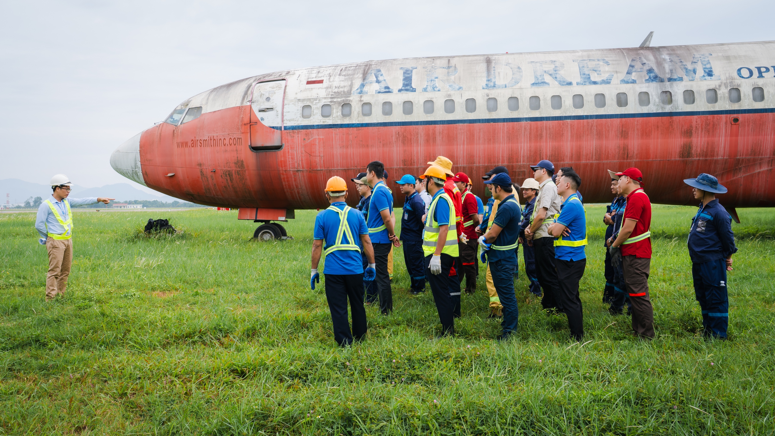 N&acirc;ng cao năng lực ứng ph&oacute; c&aacute;c t&igrave;nh huống khẩn nguy tại khu bay Nội B&agrave;i - Ảnh 1.