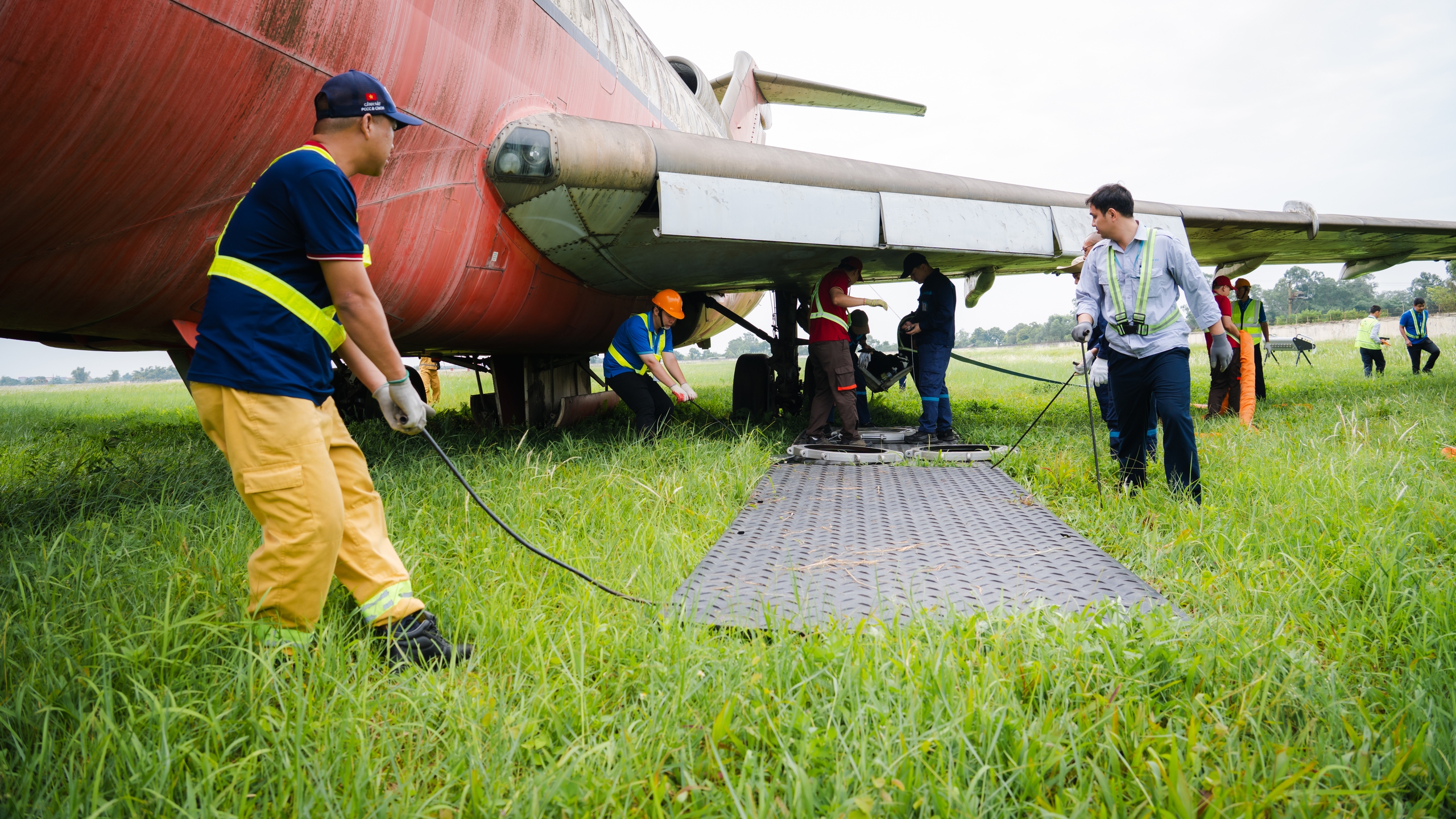 N&acirc;ng cao năng lực ứng ph&oacute; c&aacute;c t&igrave;nh huống khẩn nguy tại khu bay Nội B&agrave;i - Ảnh 10.