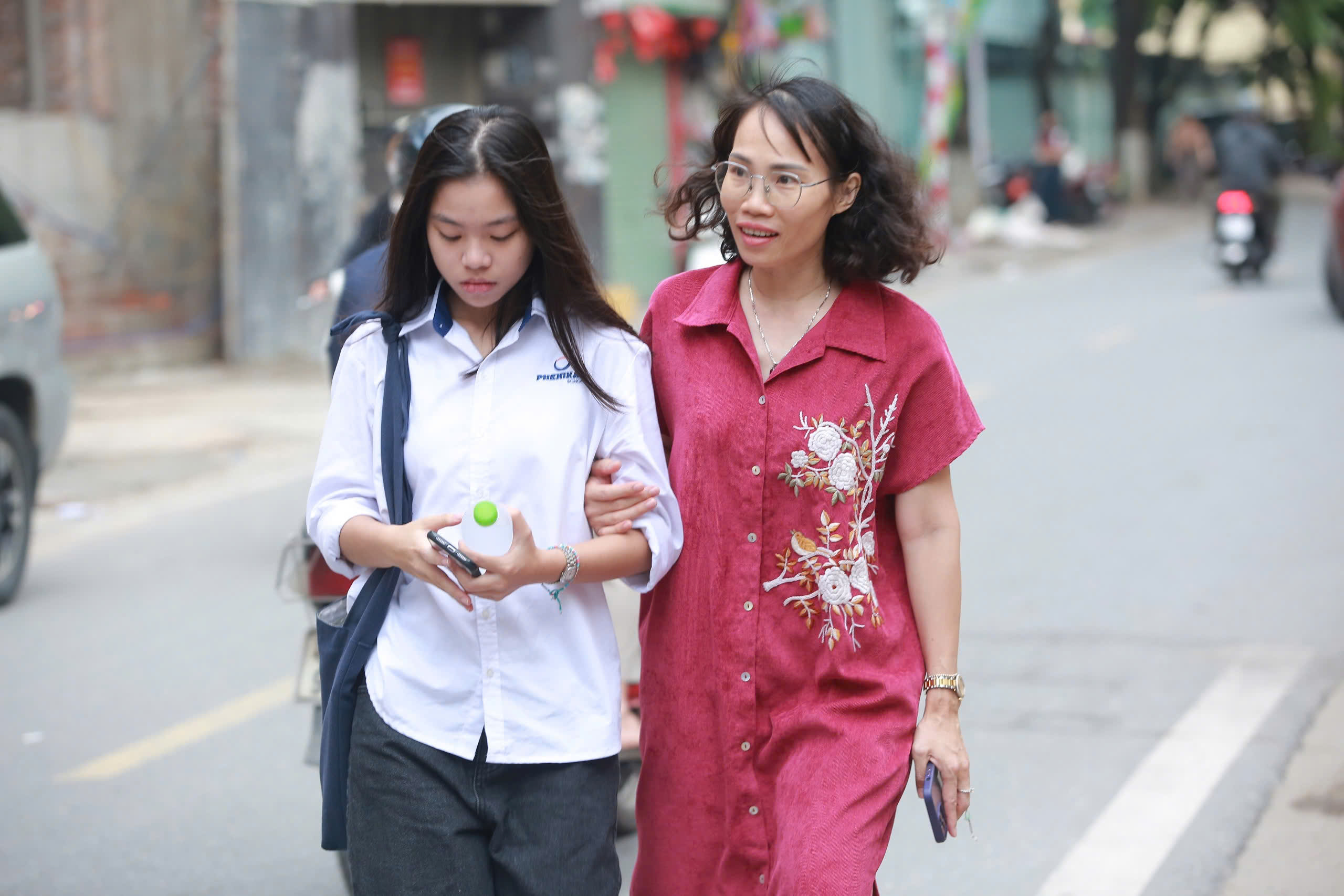 Những khoảnh khắc trong s&aacute;ng ng&agrave;y đầu ti&ecirc;n của kỳ thi tốt nghiệp THPT 2026 - Ảnh 8.