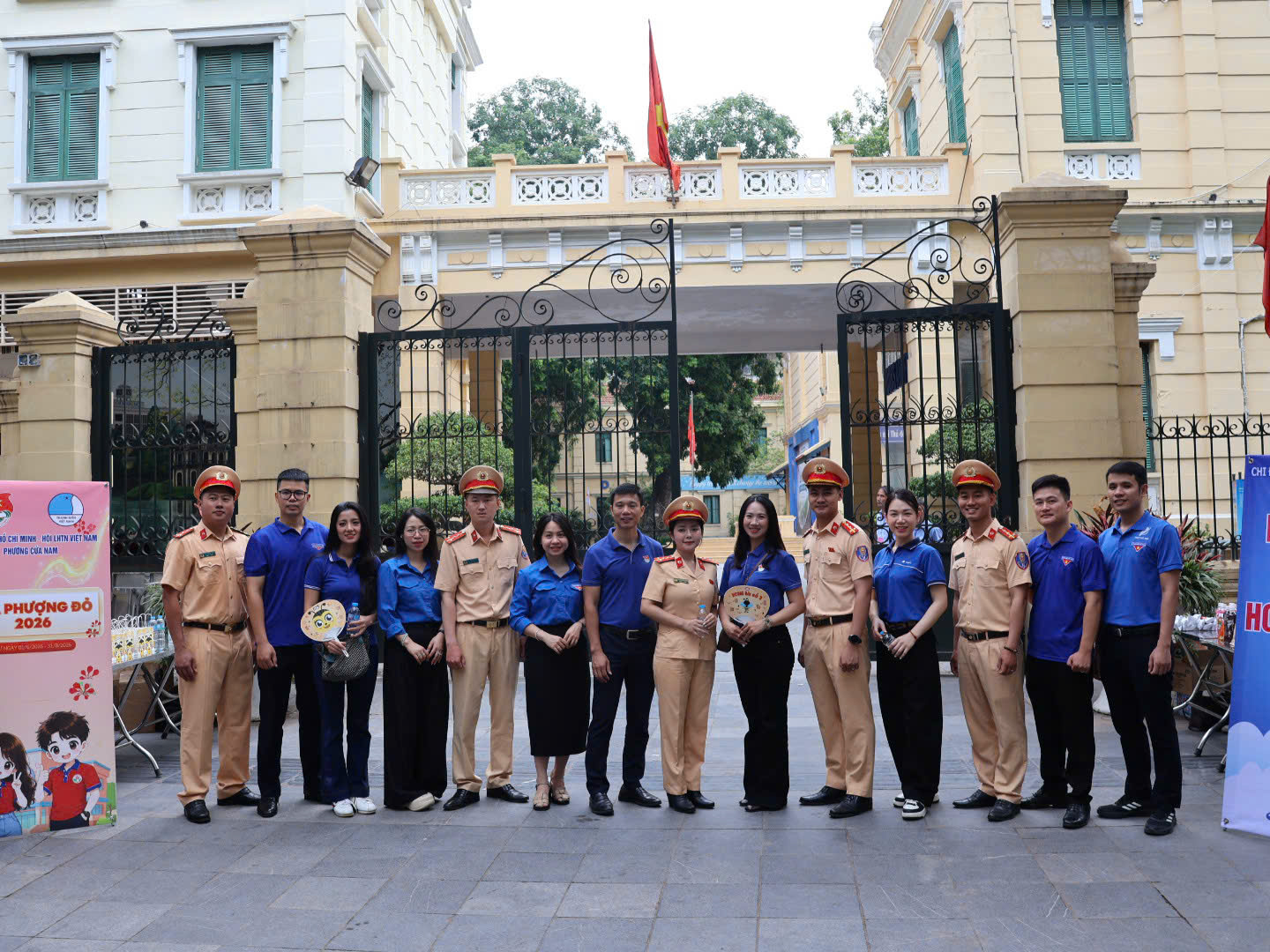 Những khoảnh khắc trong s&aacute;ng ng&agrave;y đầu ti&ecirc;n của kỳ thi tốt nghiệp THPT 2026 - Ảnh 4.