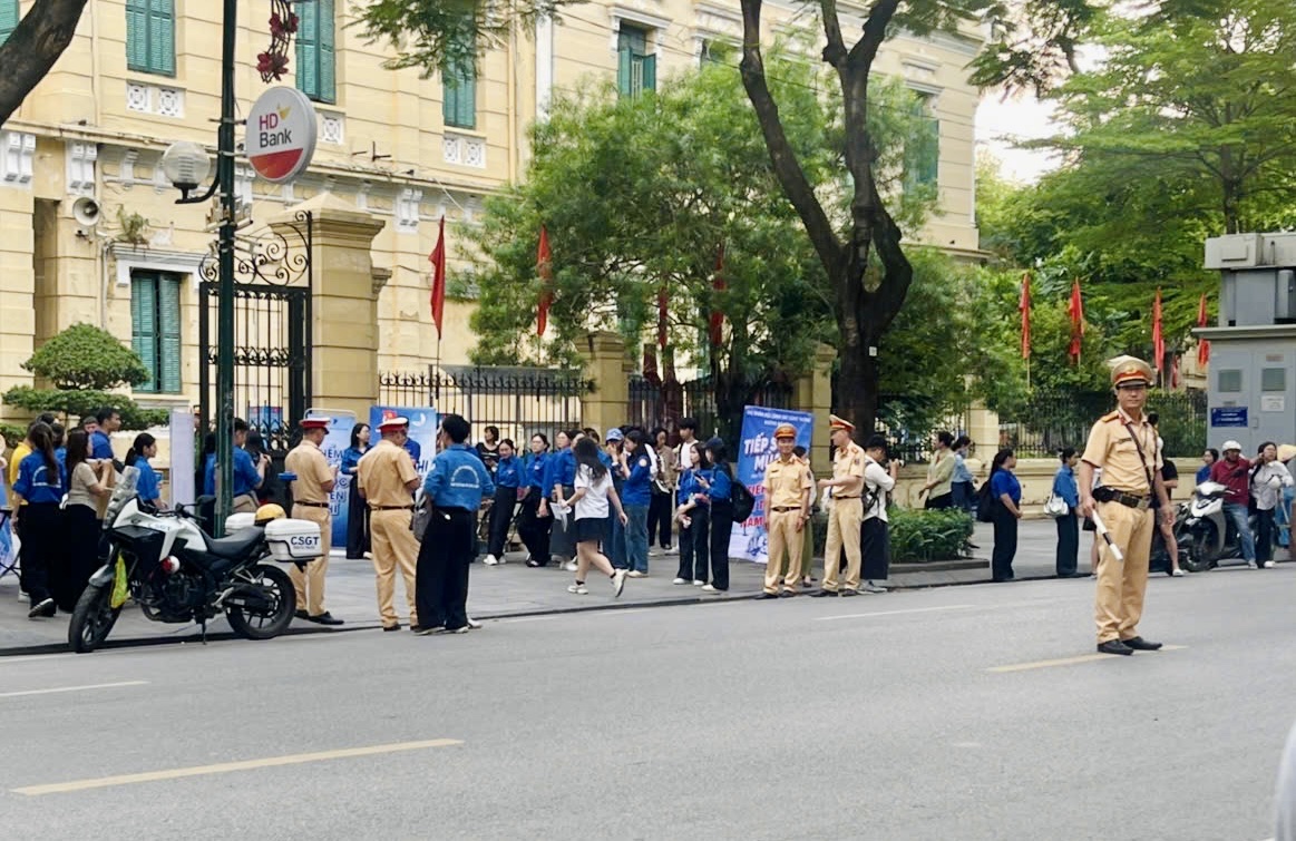 H&agrave; Nội: Điểm n&oacute;ng giao th&ocirc;ng 'hạ nhiệt' trước giờ sĩ tử v&agrave;o ph&ograve;ng thi- Ảnh 2.