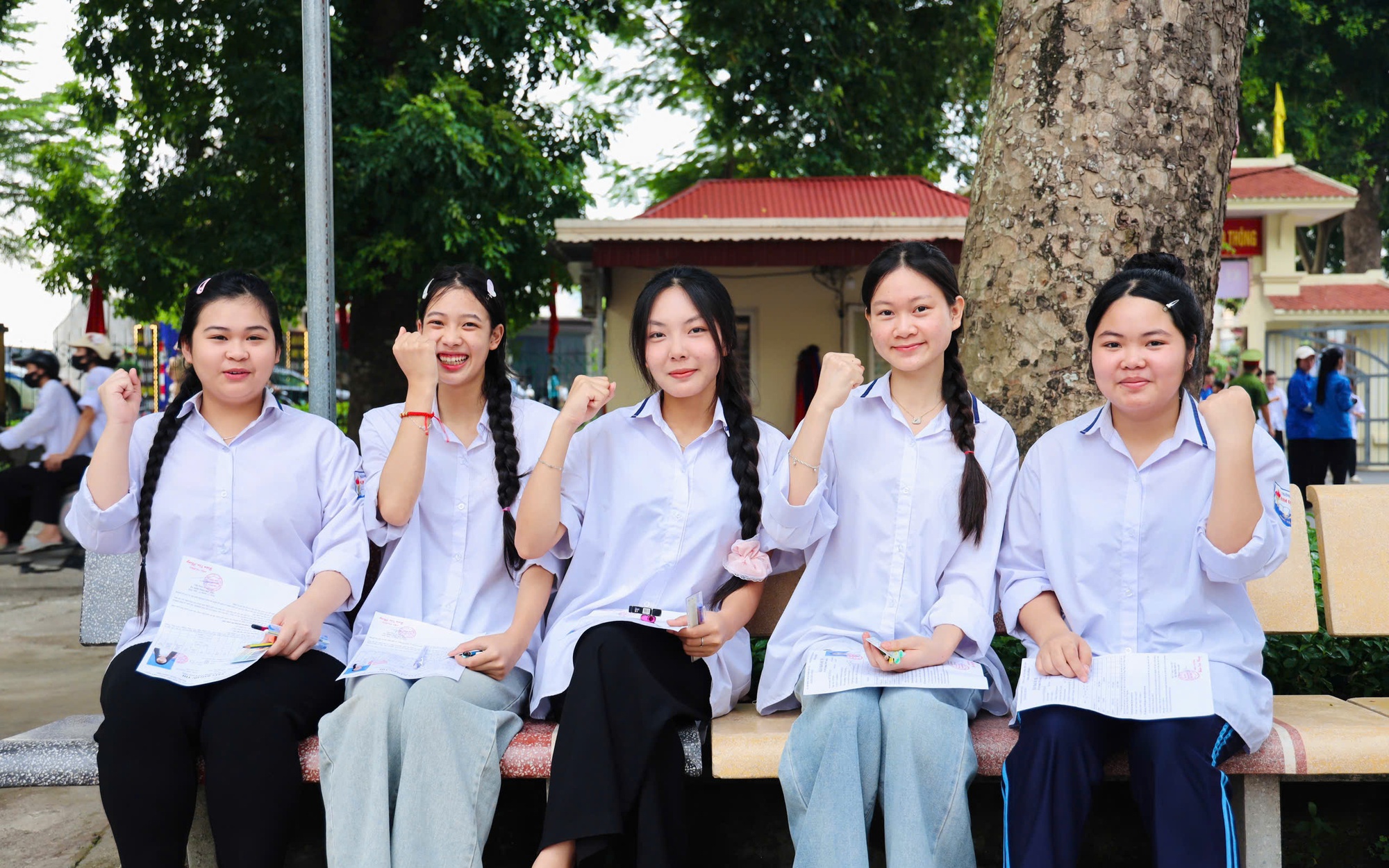Th&iacute; sinh rạng rỡ trong ng&agrave;y đầu ti&ecirc;n kỳ thi tốt nghiệp THPT 2026 - Ảnh 22.