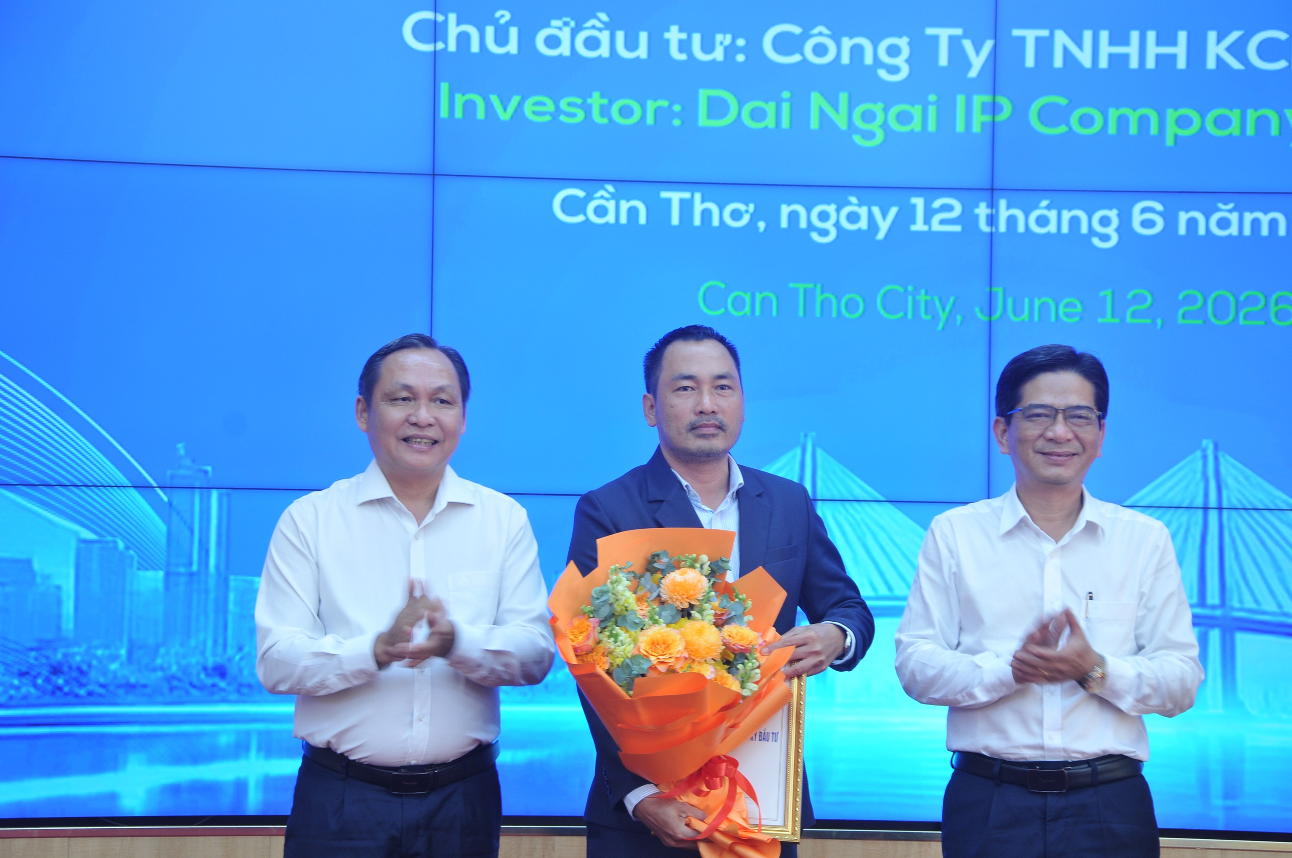 Cần Thơ trao quyết định đầu tư 2 khu công nghiệp vốn gần 7.000 tỷ đồng- Ảnh 3.