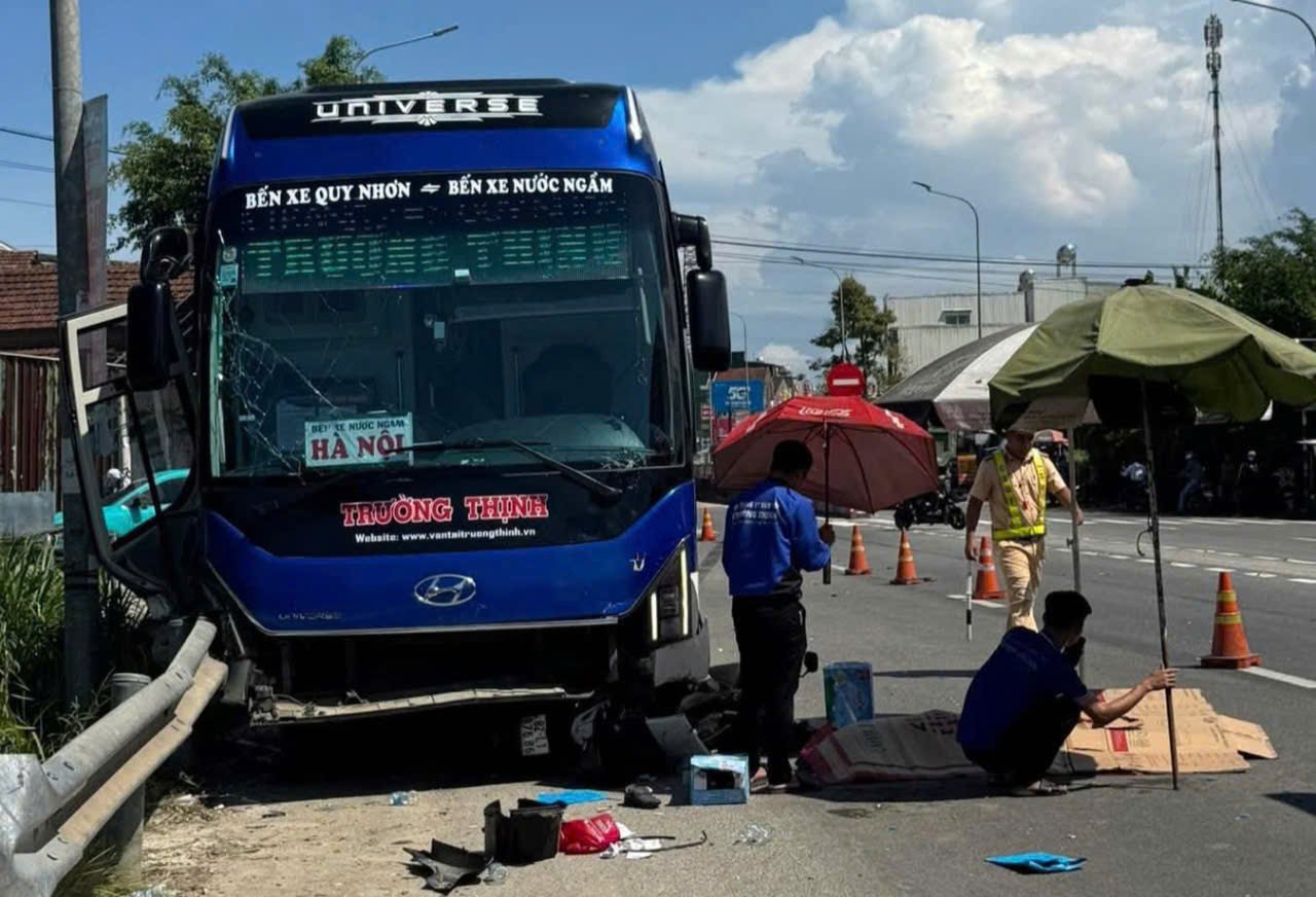 Va chạm với xe khách trên QL1, người đàn ông đi xe máy tử vong tại chỗ - Ảnh 1.