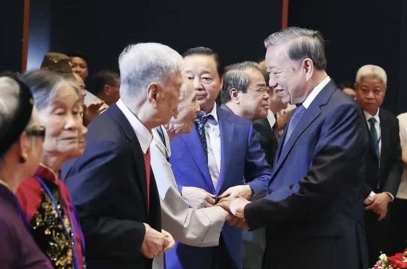 Tặng qu&agrave; cho hơn 1 , 56 triệu người c&oacute; c&ocirc;ng dịp 79 năm ng&agrave;y thương binh - liệt sĩ 2026 - Ảnh 1.