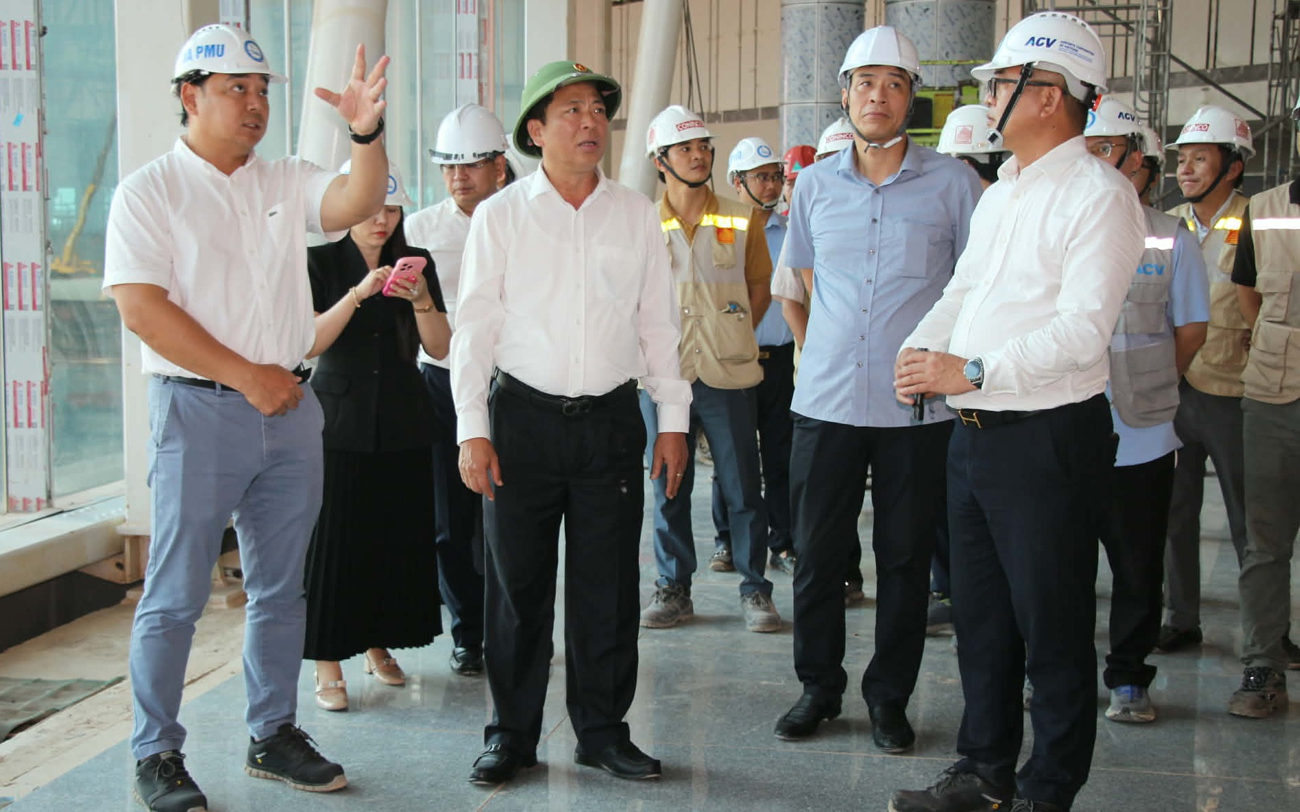 Bộ trưởng Bộ X&acirc;y dựng: Khẩn trương triển khai c&aacute;c dự &aacute;n giao th&ocirc;ng động lực ở T&acirc;y Ninh - Ảnh 6.