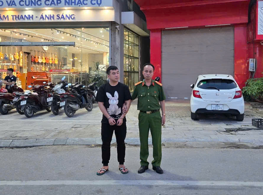Tạm giữ tài xế taxi đánh shipper giữa đường - Ảnh 2.