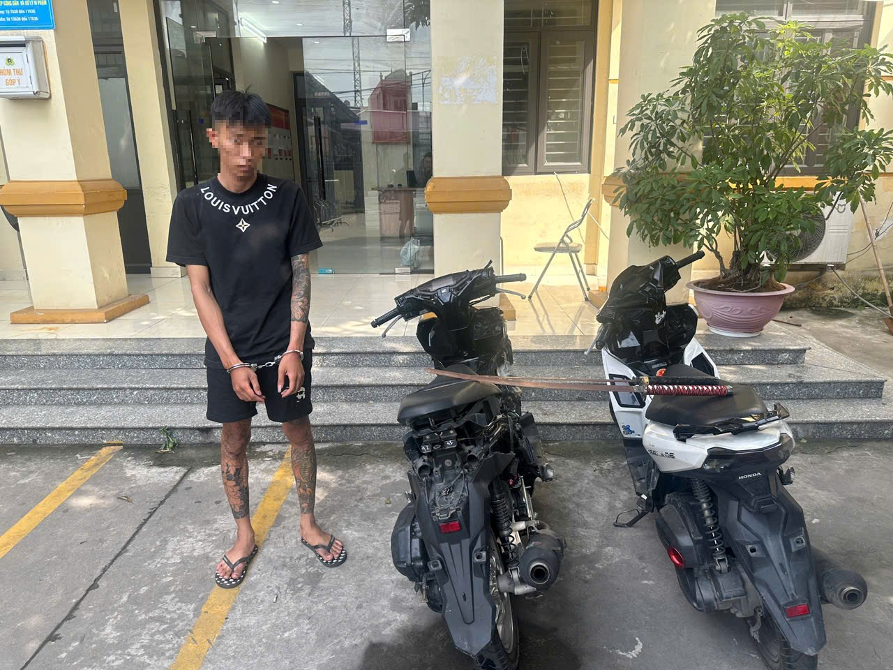 Hải Ph&ograve;ng: Ngăn chặn nh&oacute;m thanh thiếu ni&ecirc;n mang hung kh&iacute;, g&acirc;y mất an ninh trật tự tr&ecirc;n đường Hồ Sen - Ảnh 1.