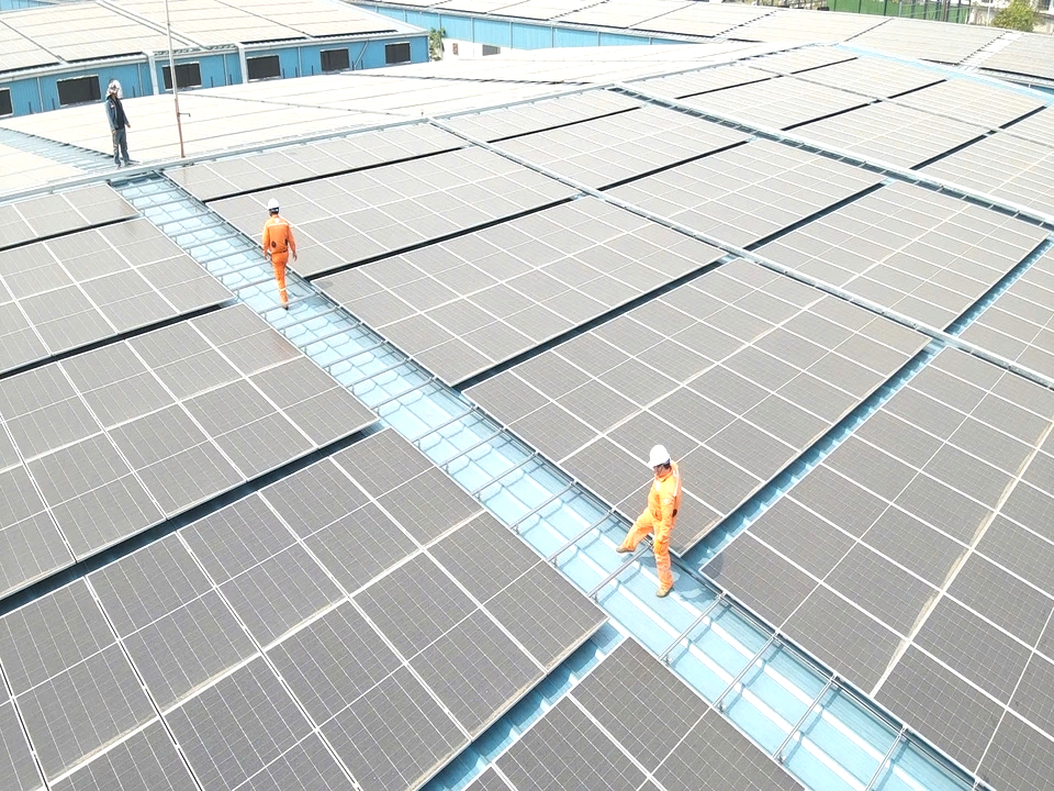 Điện mặt trời m&aacute;i nh&agrave; kết hợp lưu trữ l&agrave; giải ph&aacute;p quan trọng đảm bảo điện cho miền Bắc - Ảnh 2.