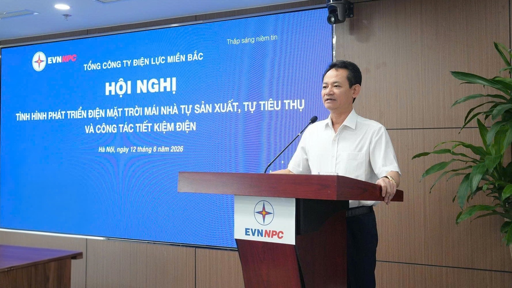 Điện mặt trời m&aacute;i nh&agrave; kết hợp lưu trữ l&agrave; giải ph&aacute;p quan trọng đảm bảo điện cho miền Bắc - Ảnh 1.