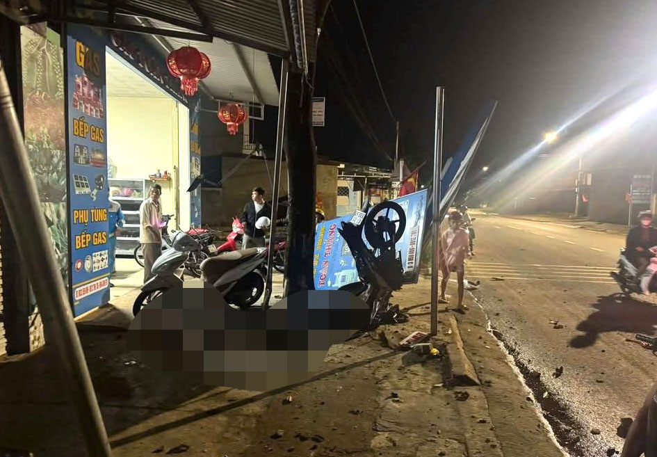 Đắk Lắk: Hai thanh ni&ecirc;n thương vong sau c&uacute; t&ocirc;ng v&agrave;o gốc c&acirc;y b&ecirc;n đường - Ảnh 1.