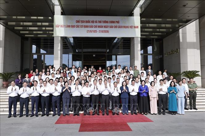 Thủ tướng Ch&iacute;nh phủ v&agrave; Chủ tịch Quốc hội gặp mặt l&atilde;nh đạo c&aacute;c cơ quan b&aacute;o ch&iacute; - Ảnh 4.
