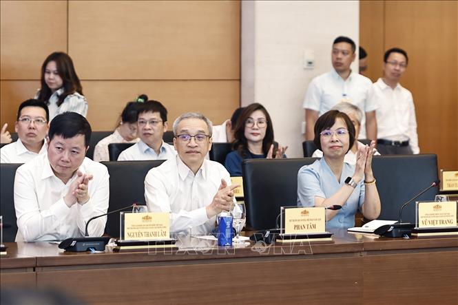 Thủ tướng Ch&iacute;nh phủ v&agrave; Chủ tịch Quốc hội gặp mặt l&atilde;nh đạo c&aacute;c cơ quan b&aacute;o ch&iacute; - Ảnh 7.