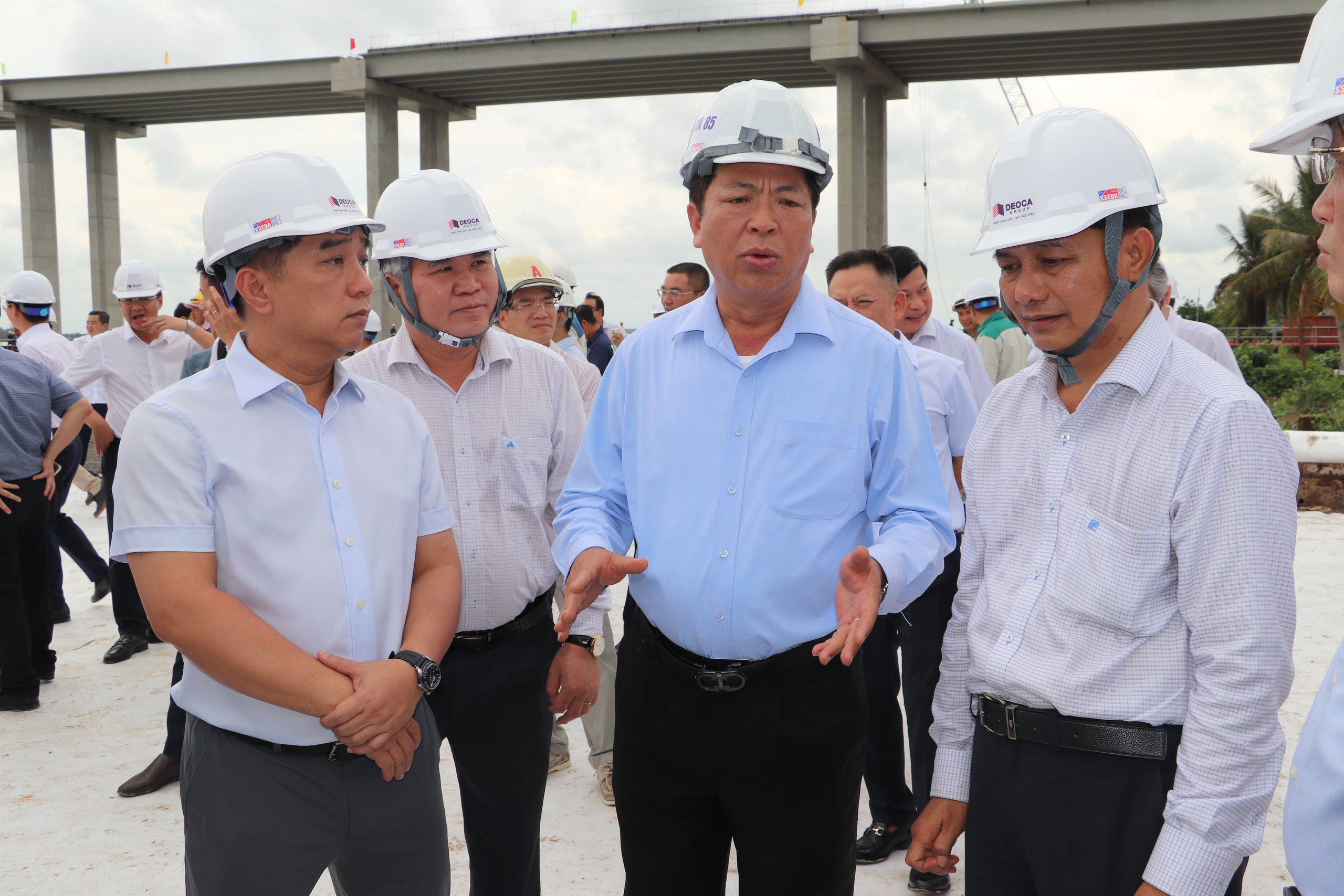 Bộ trưởng Bộ X&acirc;y dựng: Phấn đấu r&uacute;t ngắn tiến độ tối đa 6 th&aacute;ng cầu Đại Ng&atilde;i 1 - Ảnh 2.