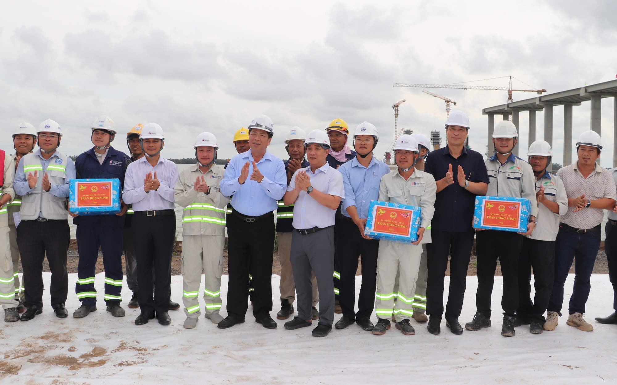 Bộ trưởng Bộ X&acirc;y dựng: Phấn đấu r&uacute;t ngắn tiến độ tối đa 6 th&aacute;ng cầu Đại Ng&atilde;i 1 - Ảnh 4.