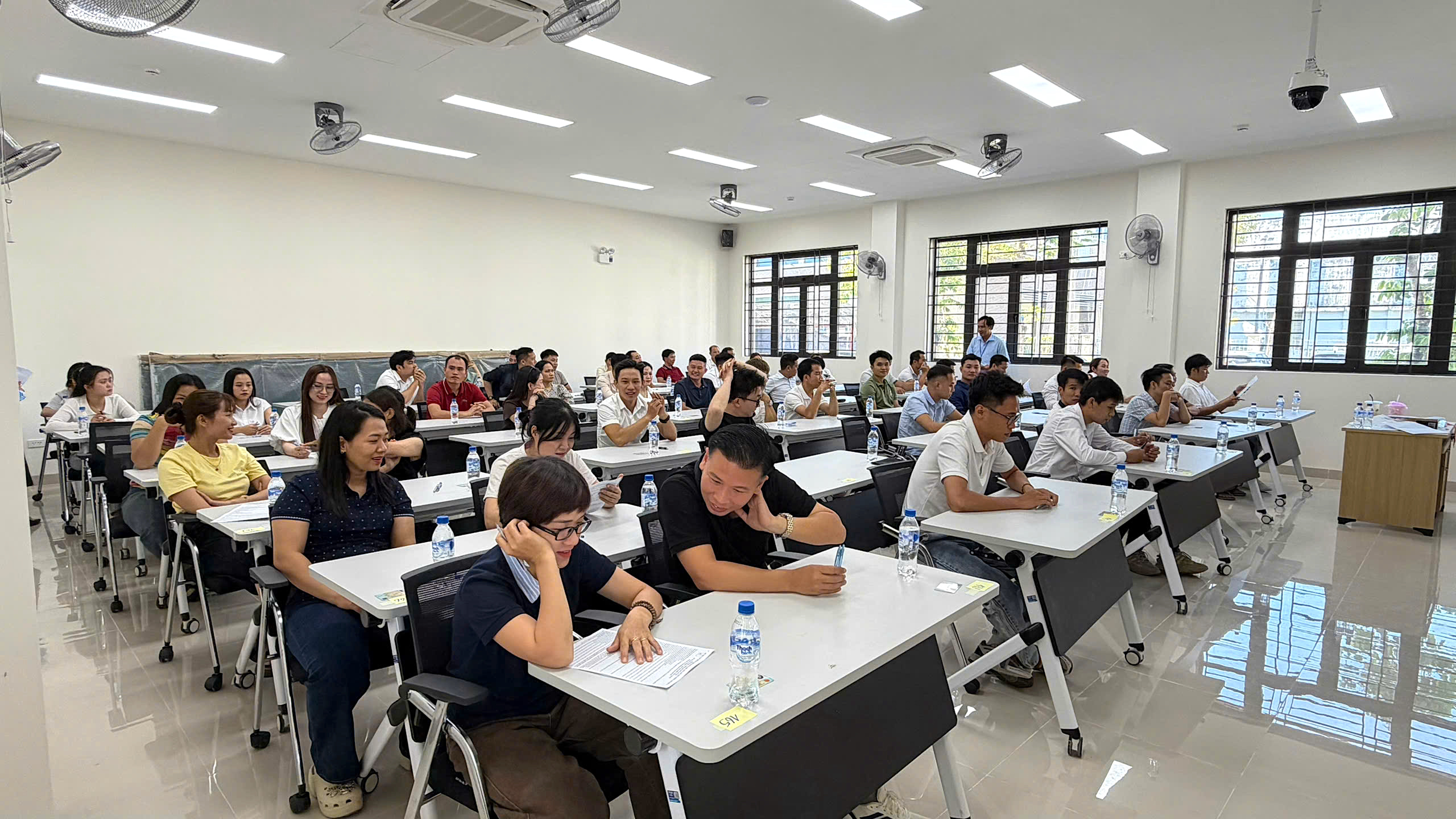 Môi giới bất động sản các tỉnh đổ về Quảng Ngãi thi chứng chỉ hành nghề - Ảnh 2.