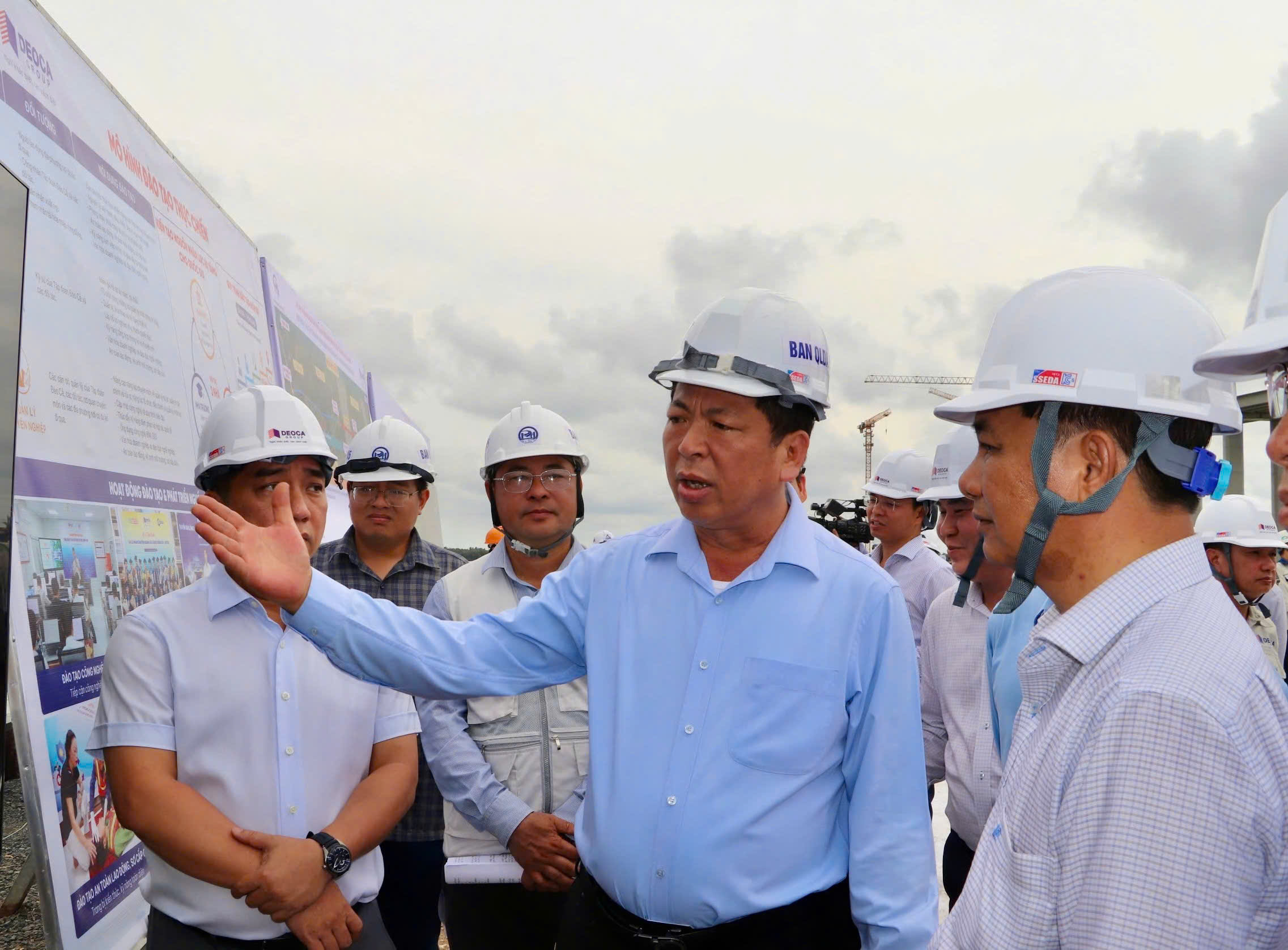 Bộ trưởng Bộ Xây dựng: Sớm thống nhất hướng tuyến nghiên bổ sung nút giao cao tốc CT33 - Ảnh 1.