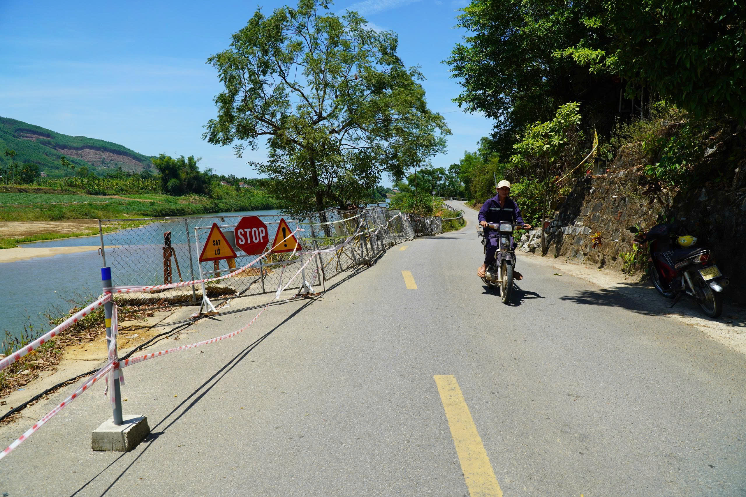 Cận cảnh công trình kè chống sạt lở thi công ì ạch, nguy cơ vỡ tiến độ - Ảnh 6.