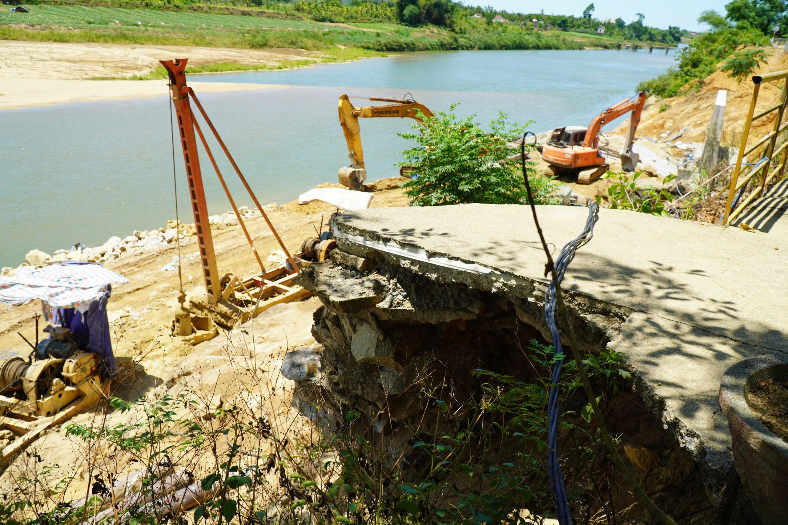 Cận cảnh công trình kè chống sạt lở thi công ì ạch, nguy cơ vỡ tiến độ - Ảnh 5.