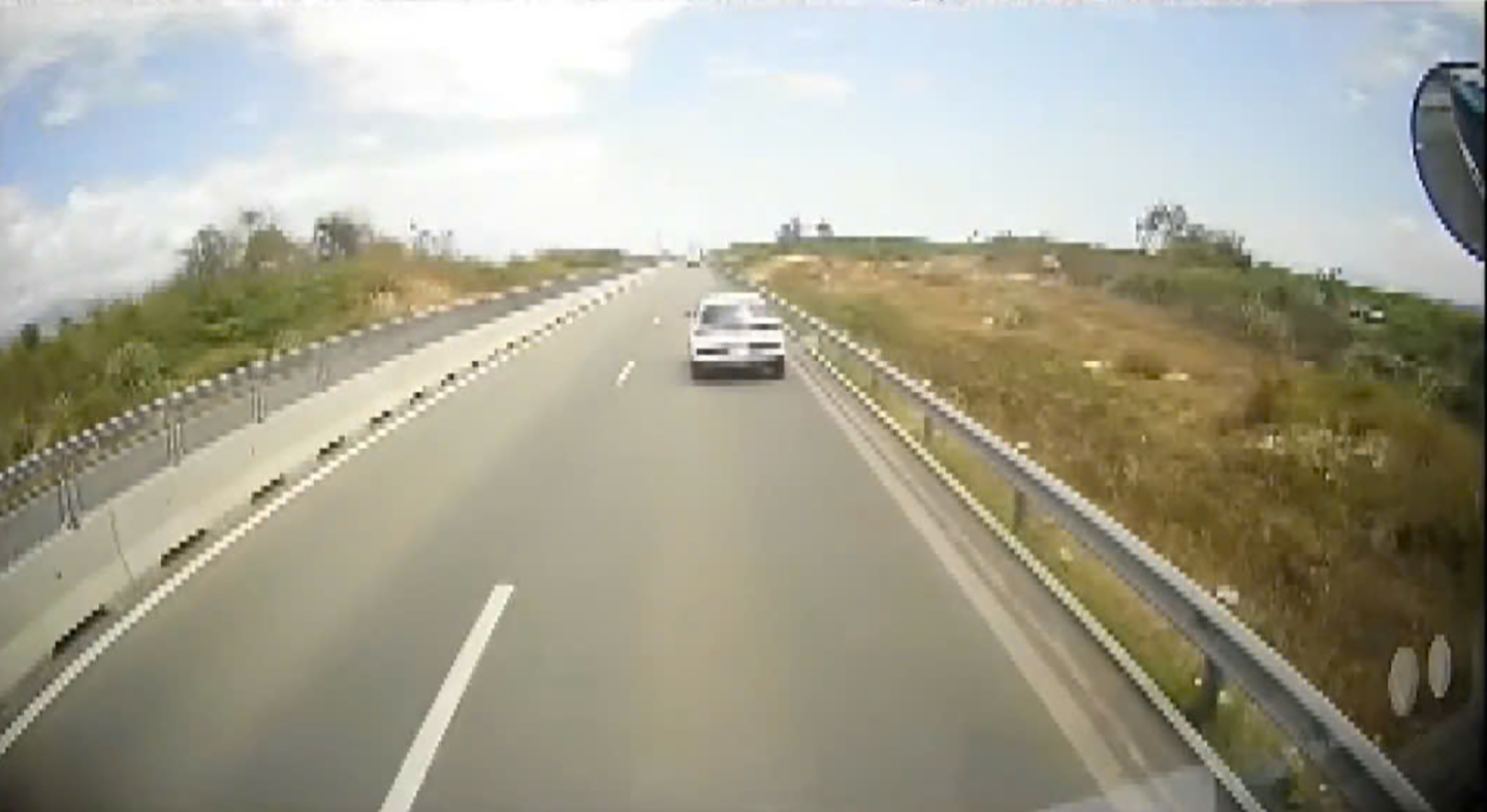 C&uacute;i lấy nước khi đang chạy xe tr&ecirc;n cao tốc, t&agrave;i xế g&acirc;y tai nạn l&agrave;m 2 người tử vong - Ảnh 2.